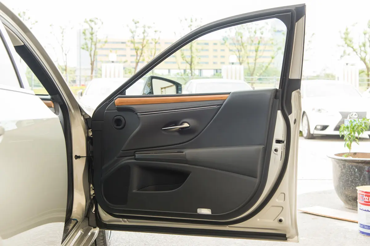 雷克萨斯ES300h 尊享版 国V副驾驶员车门