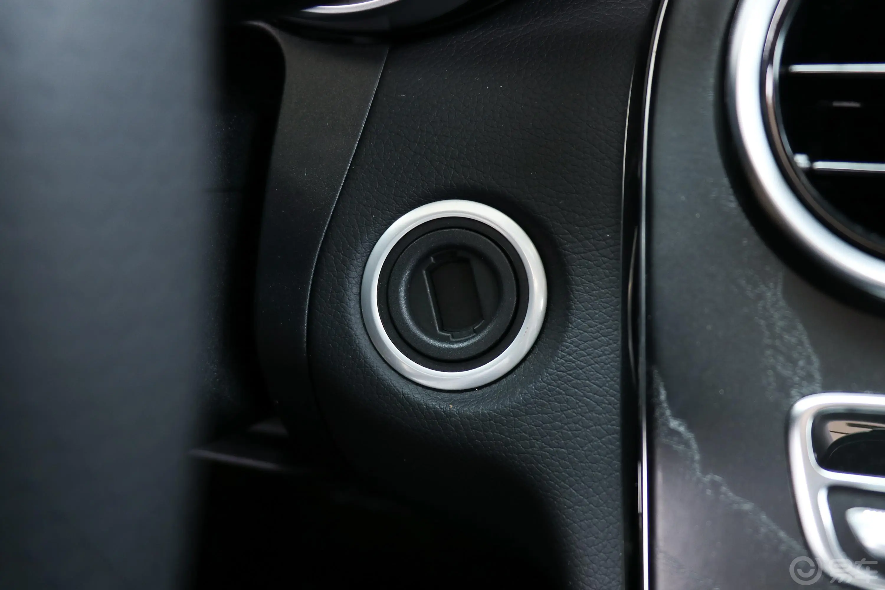奔驰C级C 200 L 4MATIC 运动轿车钥匙孔或一键启动按键