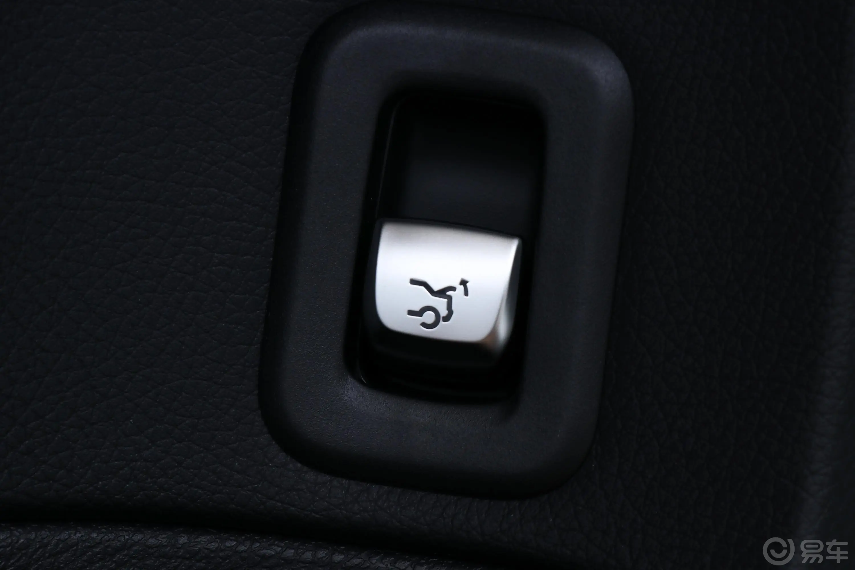 奔驰C级C 200 L 4MATIC 运动轿车电动尾门按键（手动扶手）