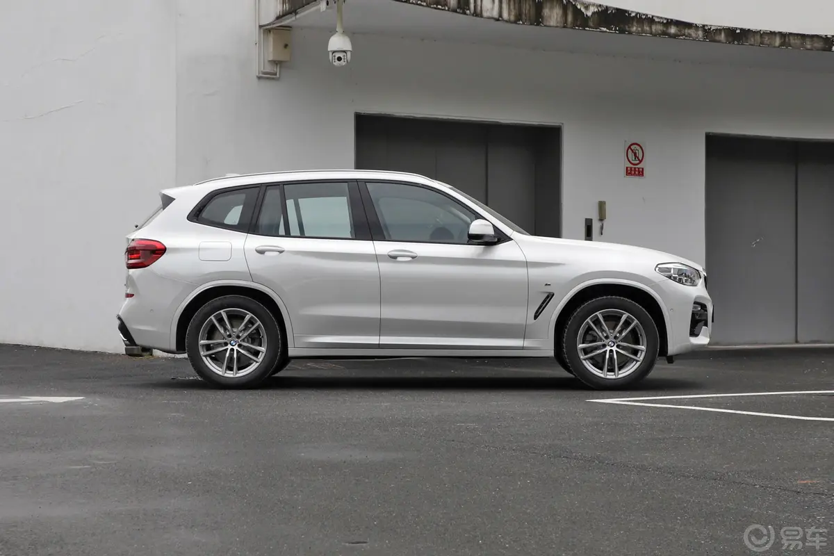 宝马X3xDrive 25i M运动套装 国V正侧车头向左水平