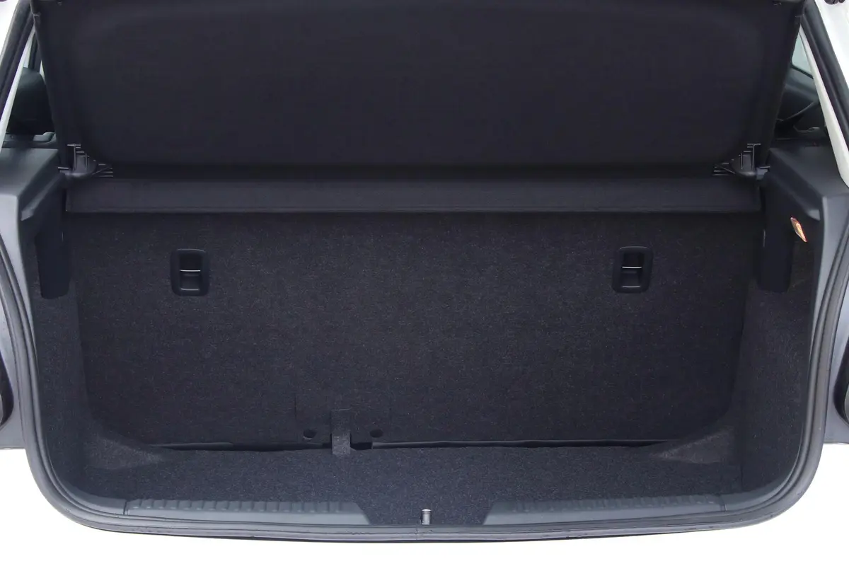 Polo1.5L 手动 安驾版后备厢空间特写