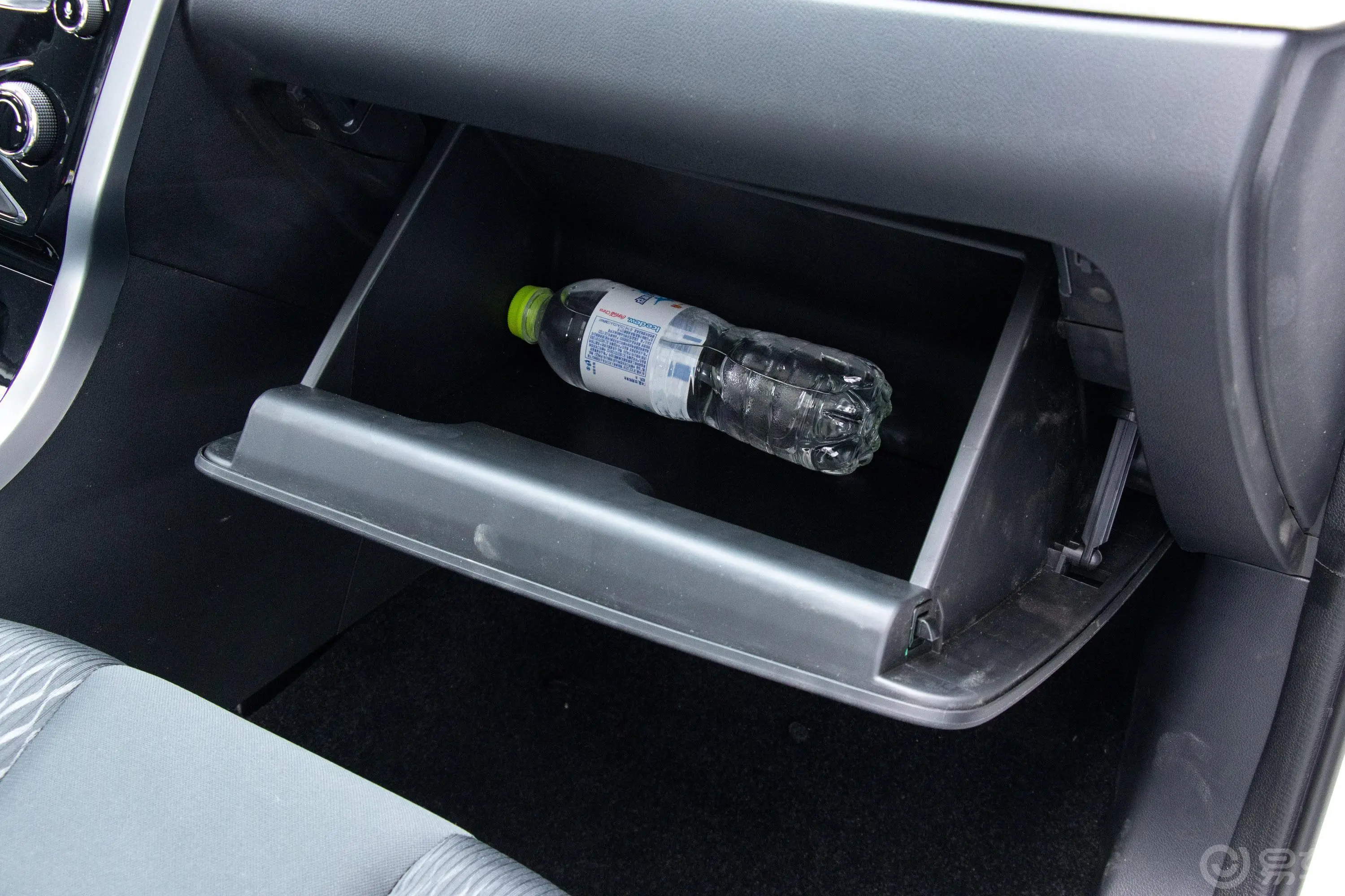 海马S5青春版1.6L 手动 豪华版手套箱空间水瓶横置