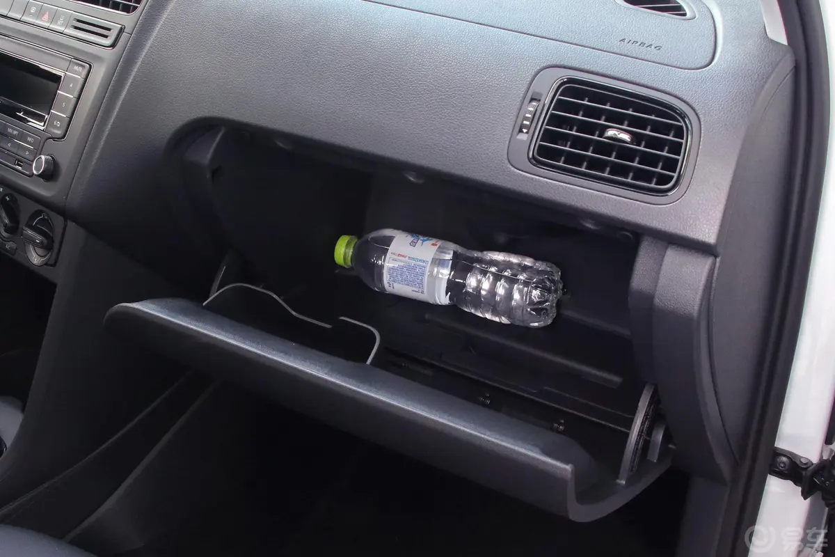 Polo1.5L 手动 安驾版手套箱空间水瓶横置