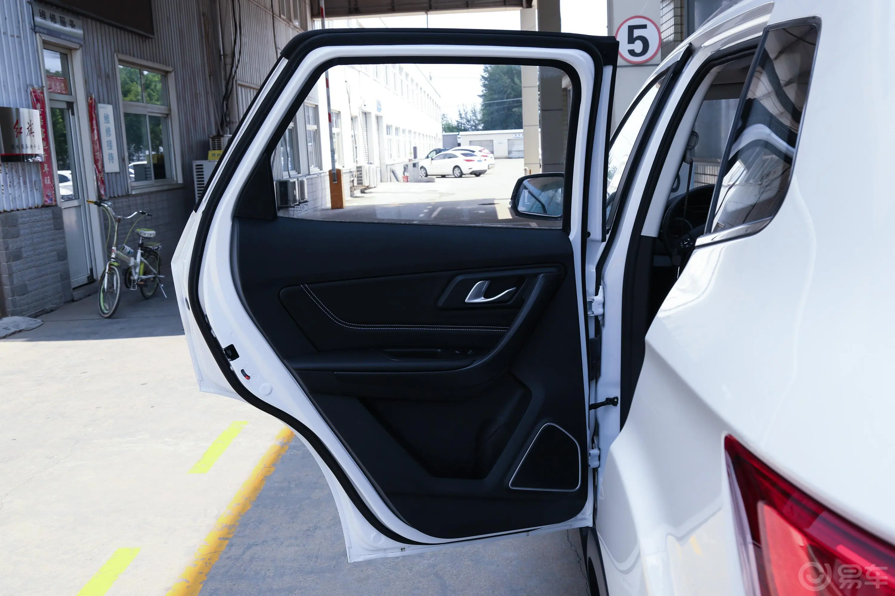 奔腾X40网红版 1.6L 手自一体 互联智酷版驾驶员侧后车门