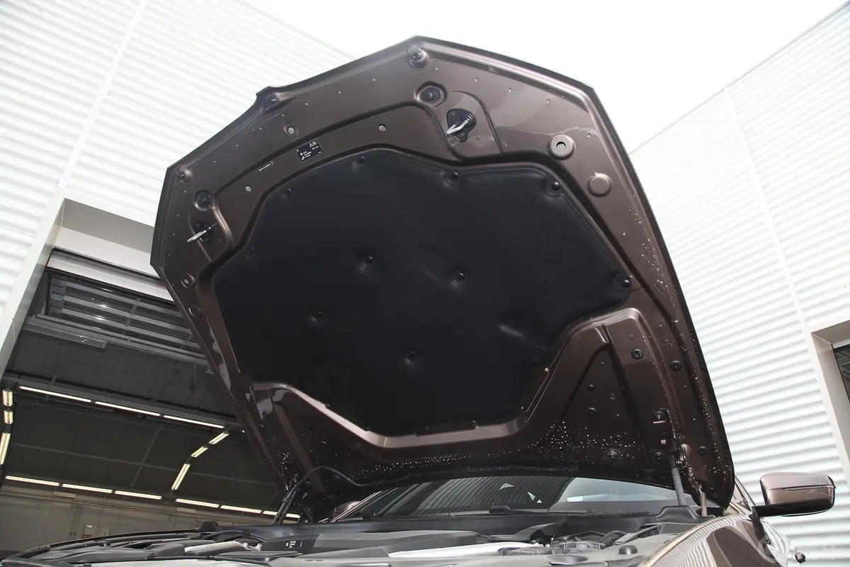 宝马5系525Li M运动套装发动机舱盖内侧