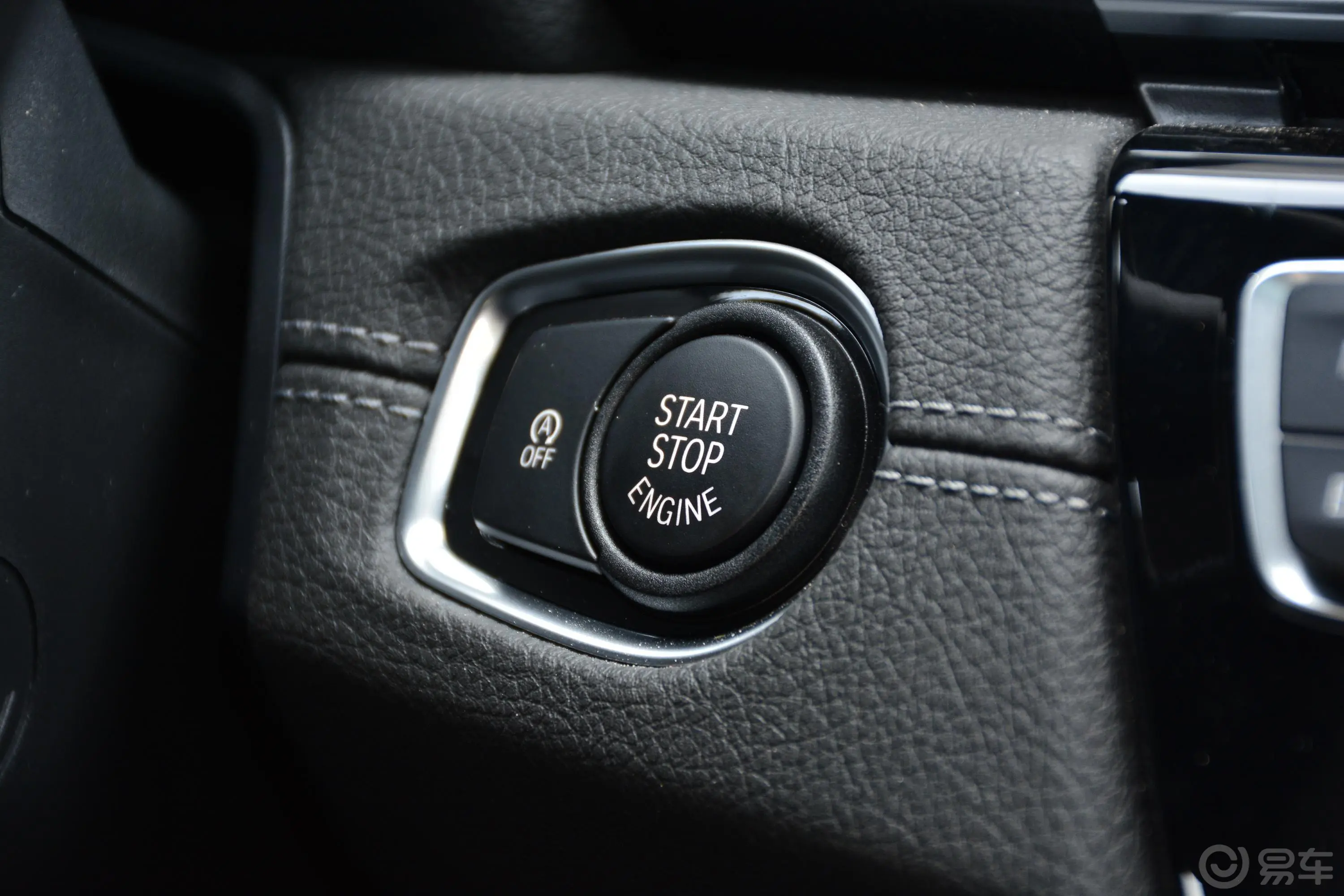 宝马2系旅行车220i 豪华套装钥匙孔或一键启动按键