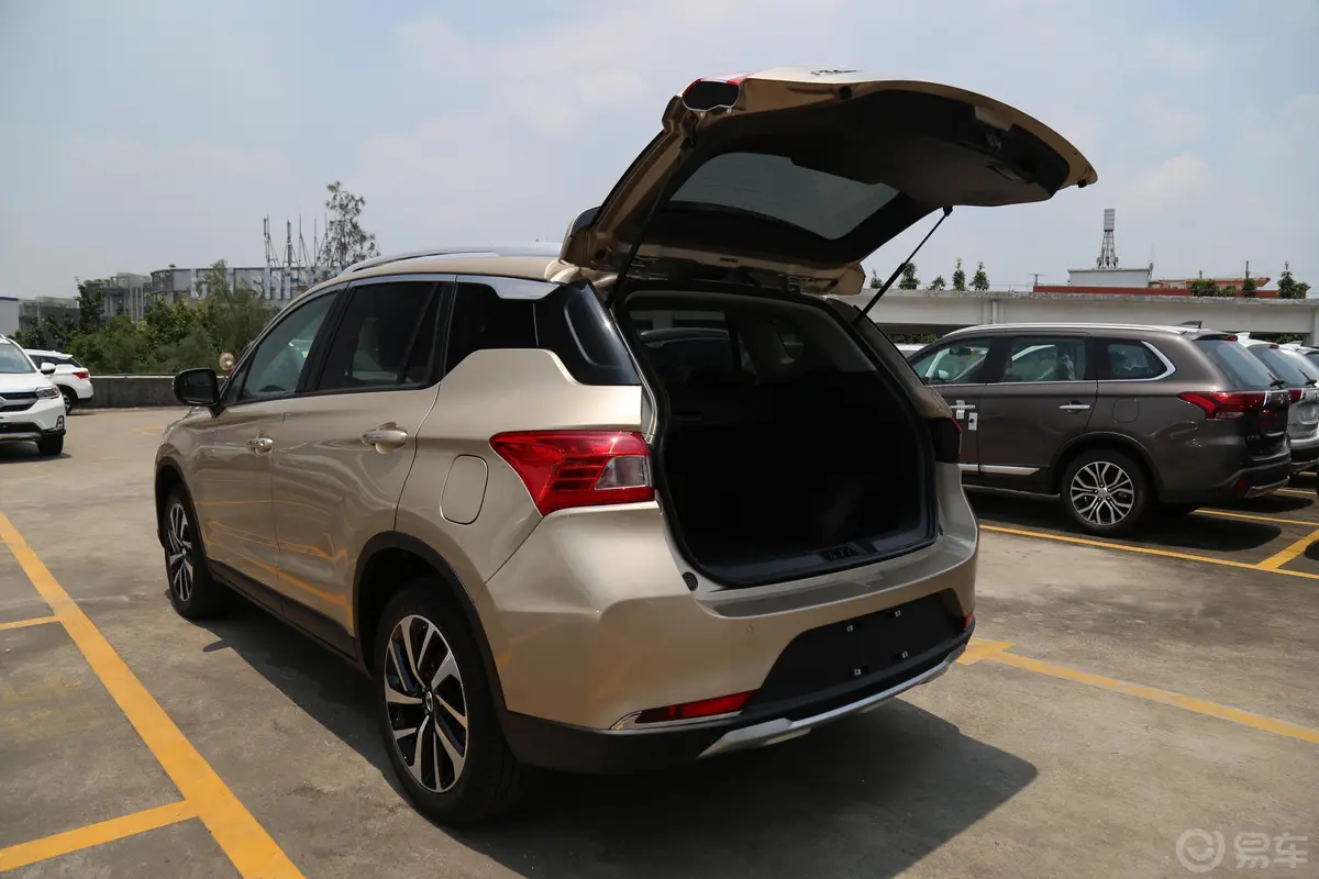 祺智PHEV1.5L E-CVT 智联尊贵版后备厢开启45度侧拍