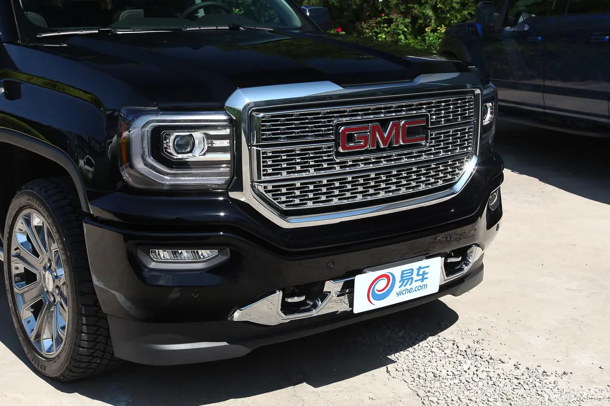 GMC Sierra6.2L 手自一体 SIERRA DENALI 至尊版前格栅侧俯拍