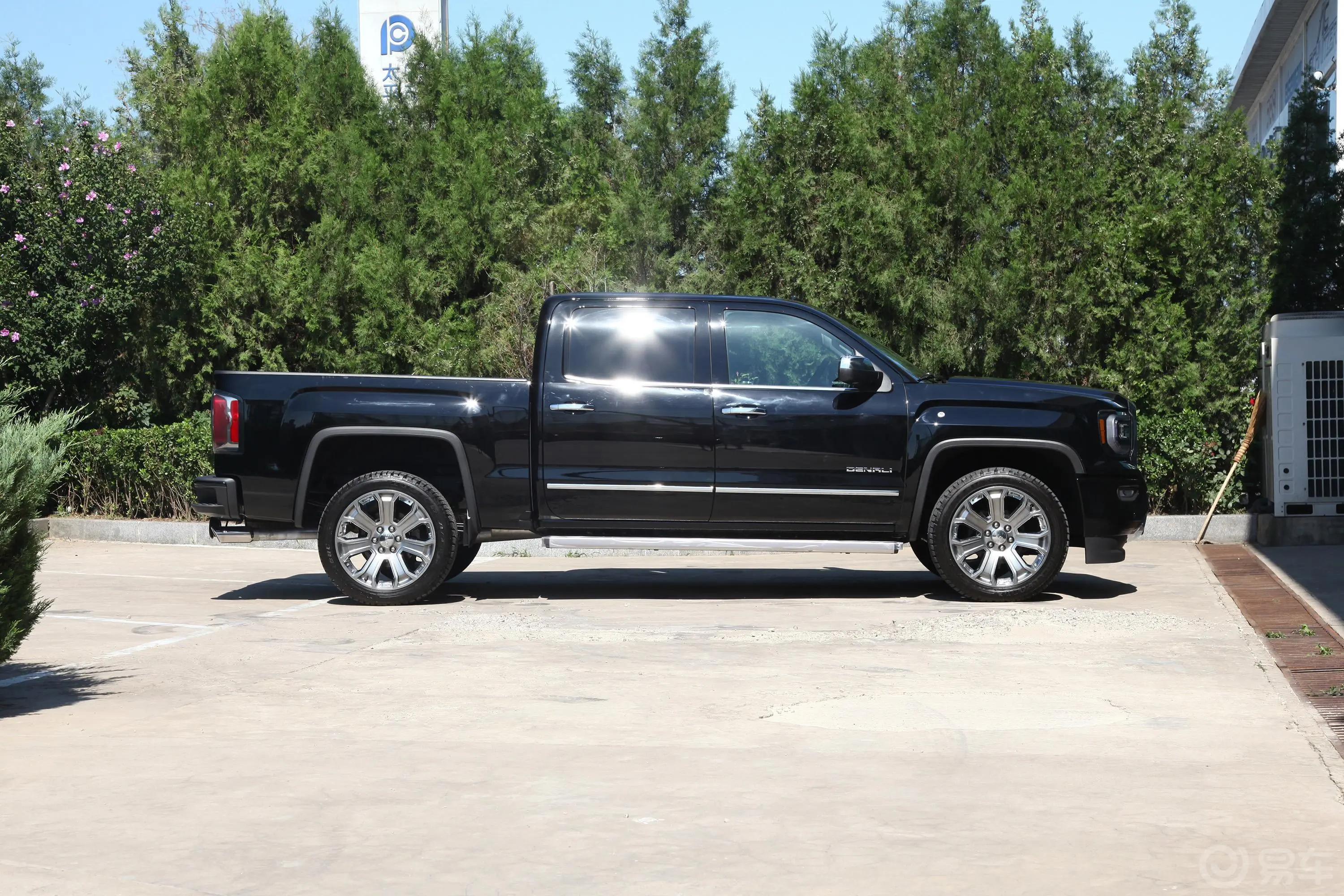 GMC Sierra6.2L 手自一体 SIERRA DENALI 至尊版正侧车头向右水平