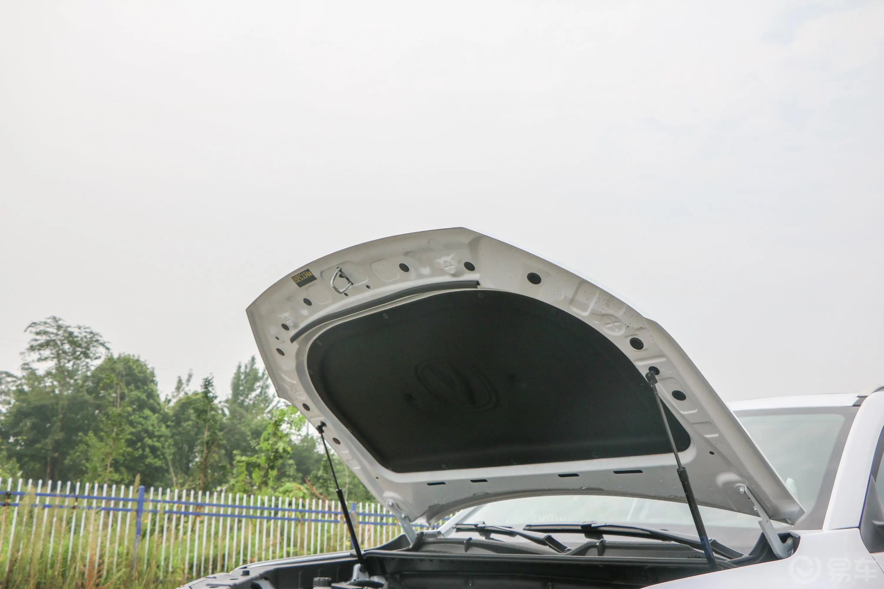 长安CS75尚酷版 1.8T 手自一体 四驱 精英版发动机舱盖内侧