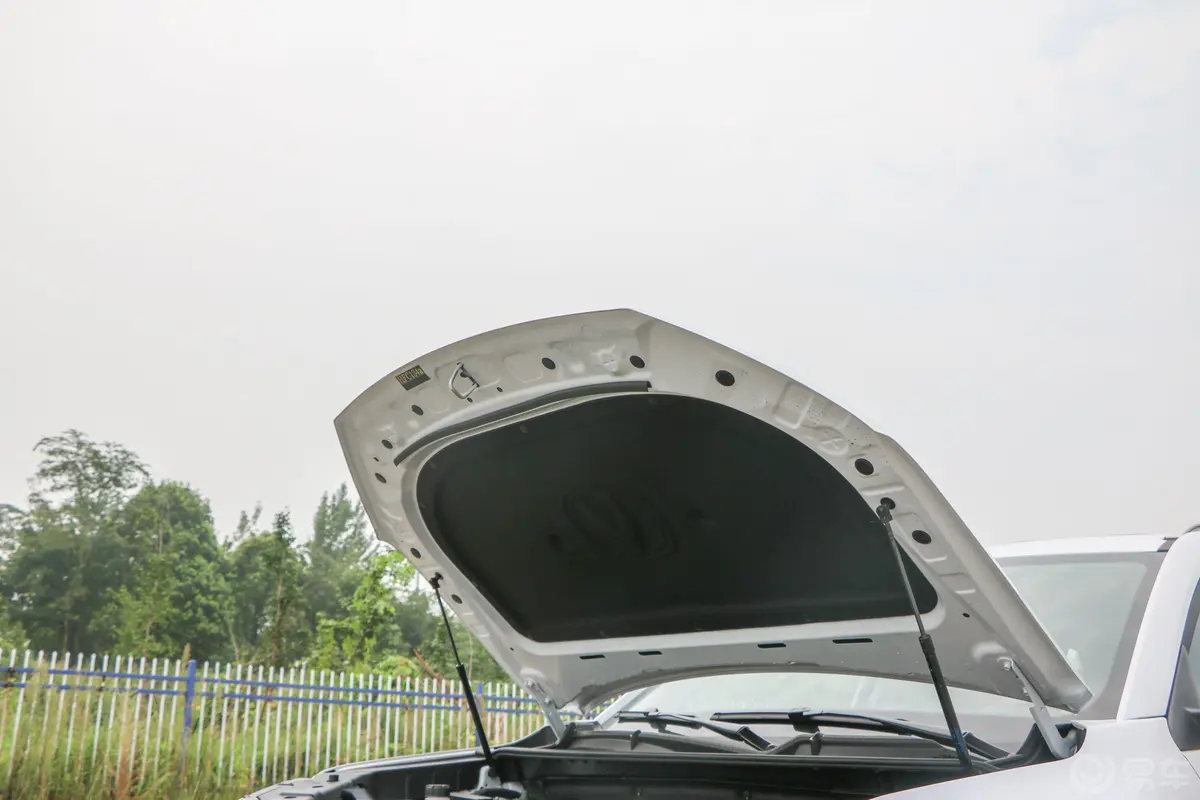 长安CS75尚酷版 1.8T 手自一体 四驱 精英版发动机舱盖内侧