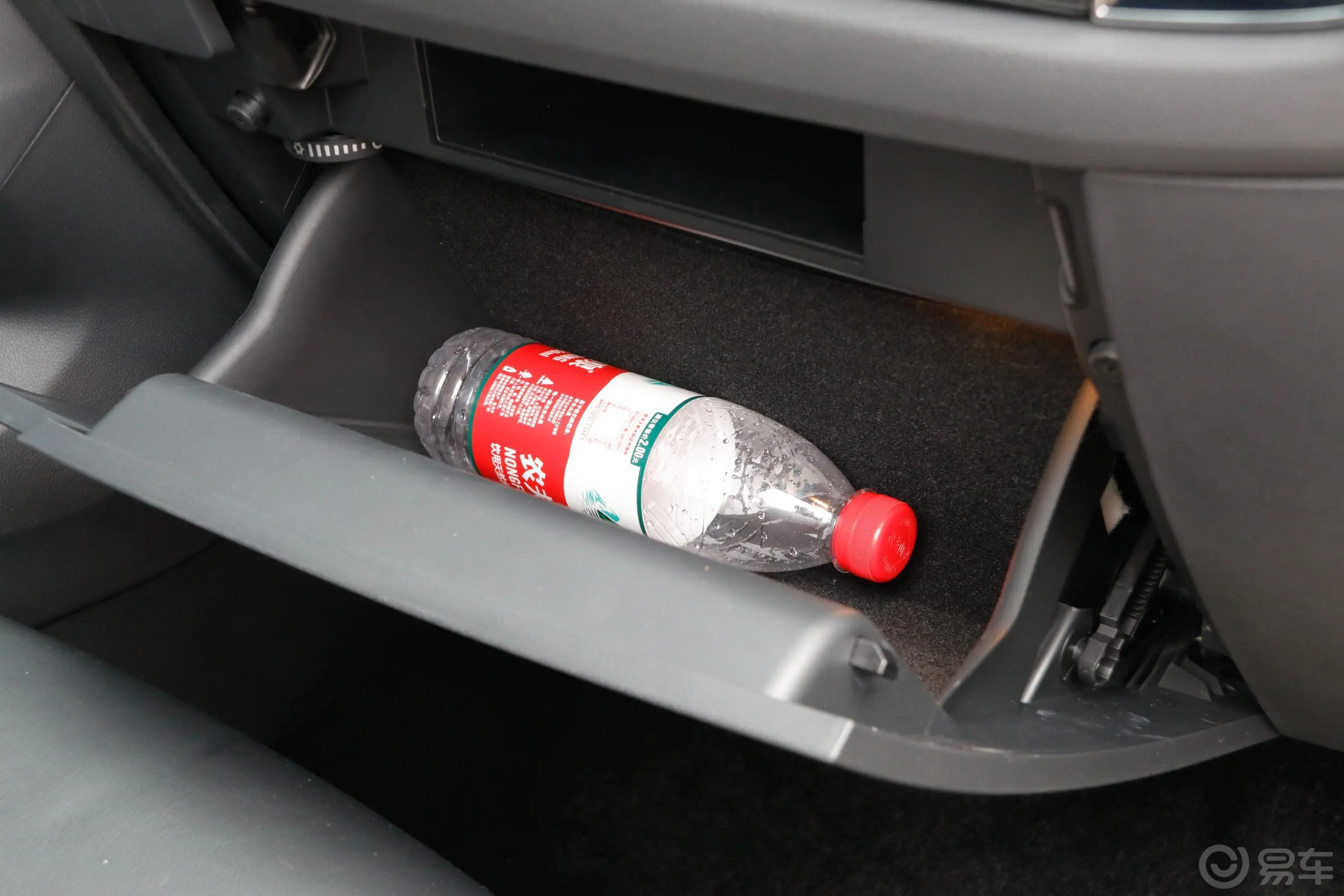 柯迪亚克改款 TSI330 两驱 豪华优享版 7座手套箱空间水瓶横置