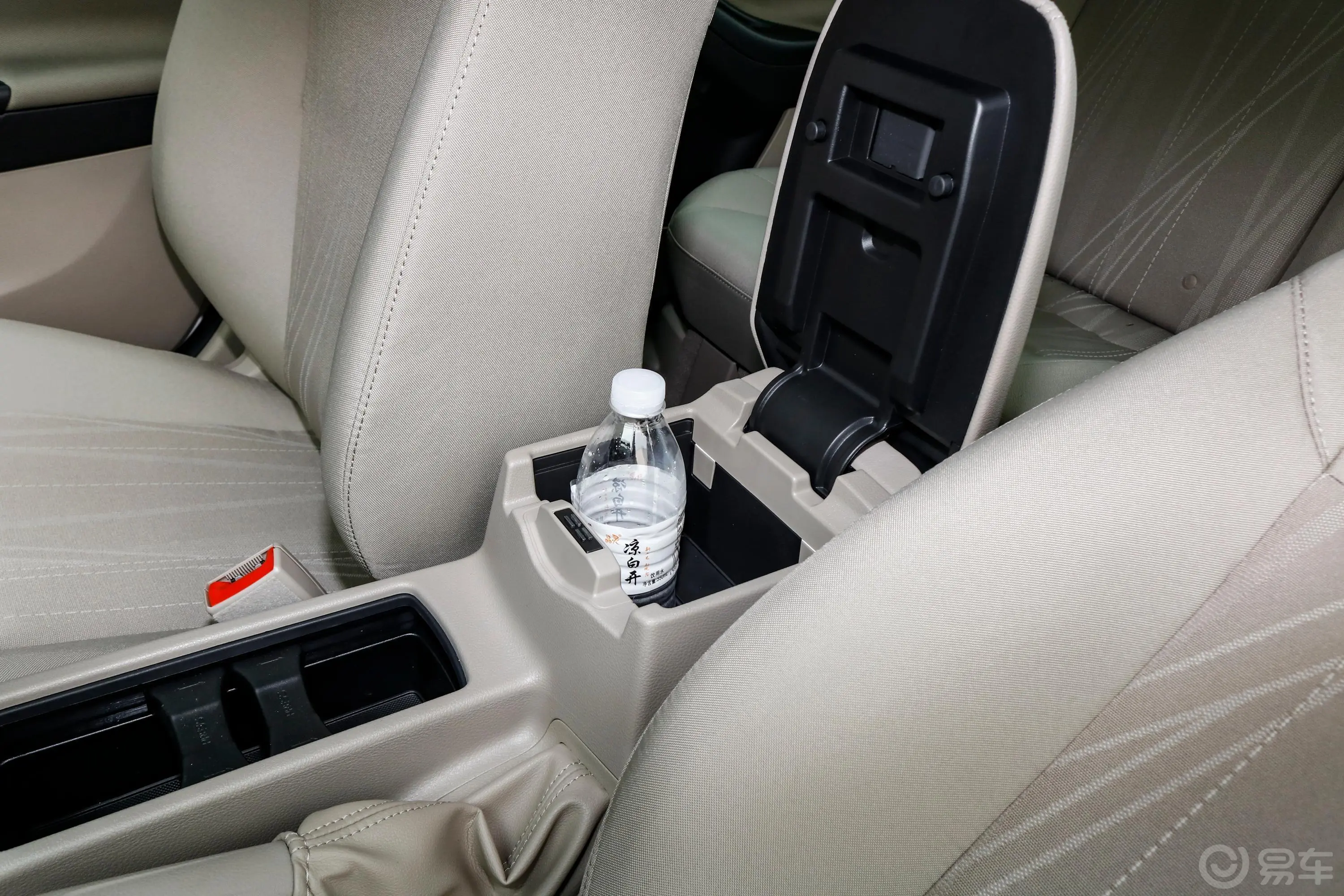 福克斯三厢 1.6L 手动 舒适版前排扶手箱储物格