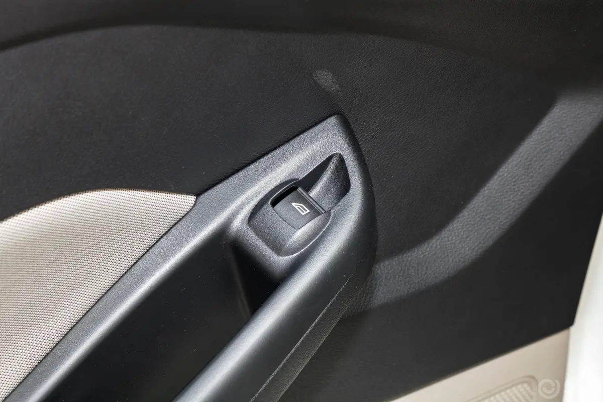 福克斯三厢 1.6L 手动 舒适版后车窗调节