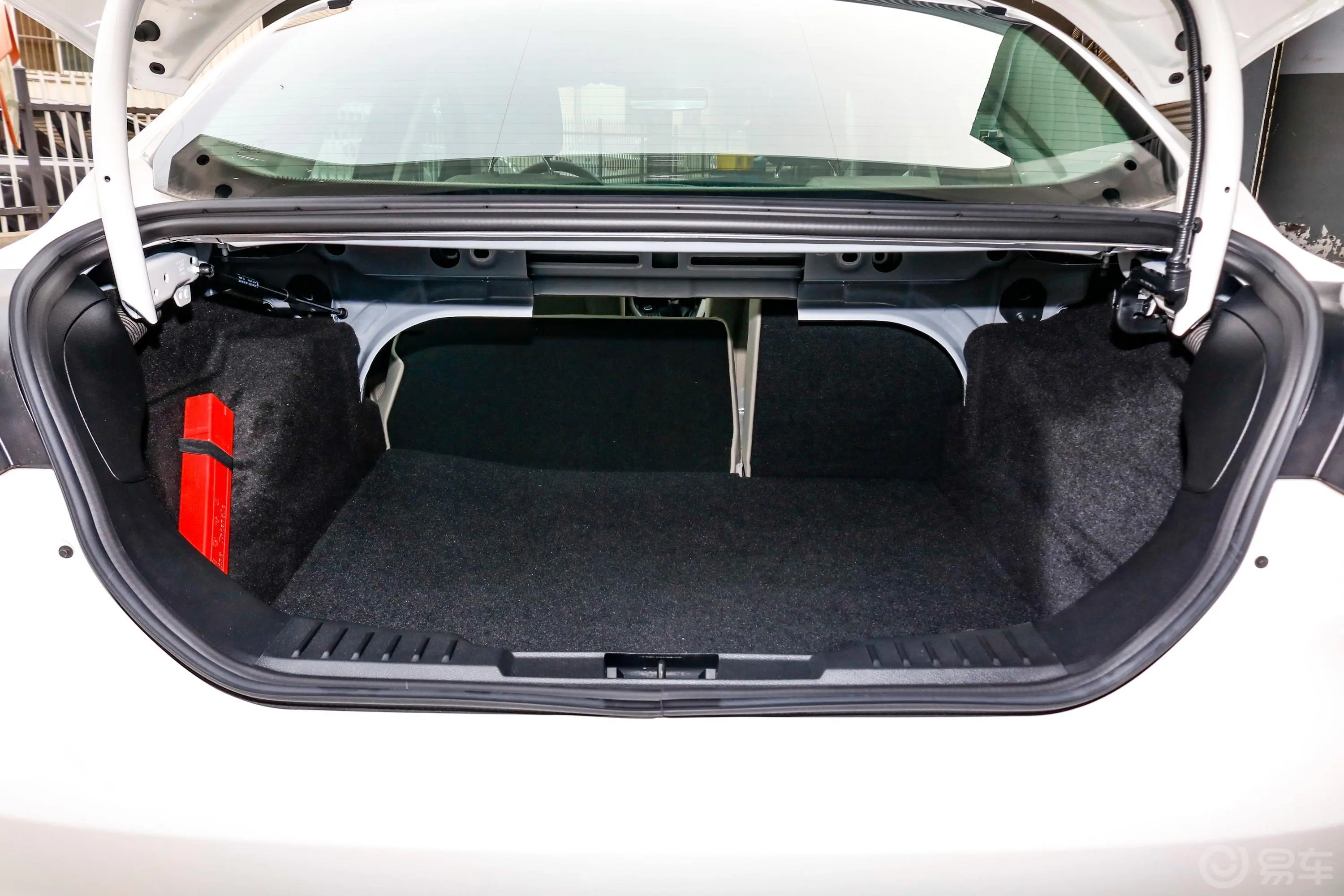 福克斯三厢 1.6L 手动 舒适版后备厢空间特写