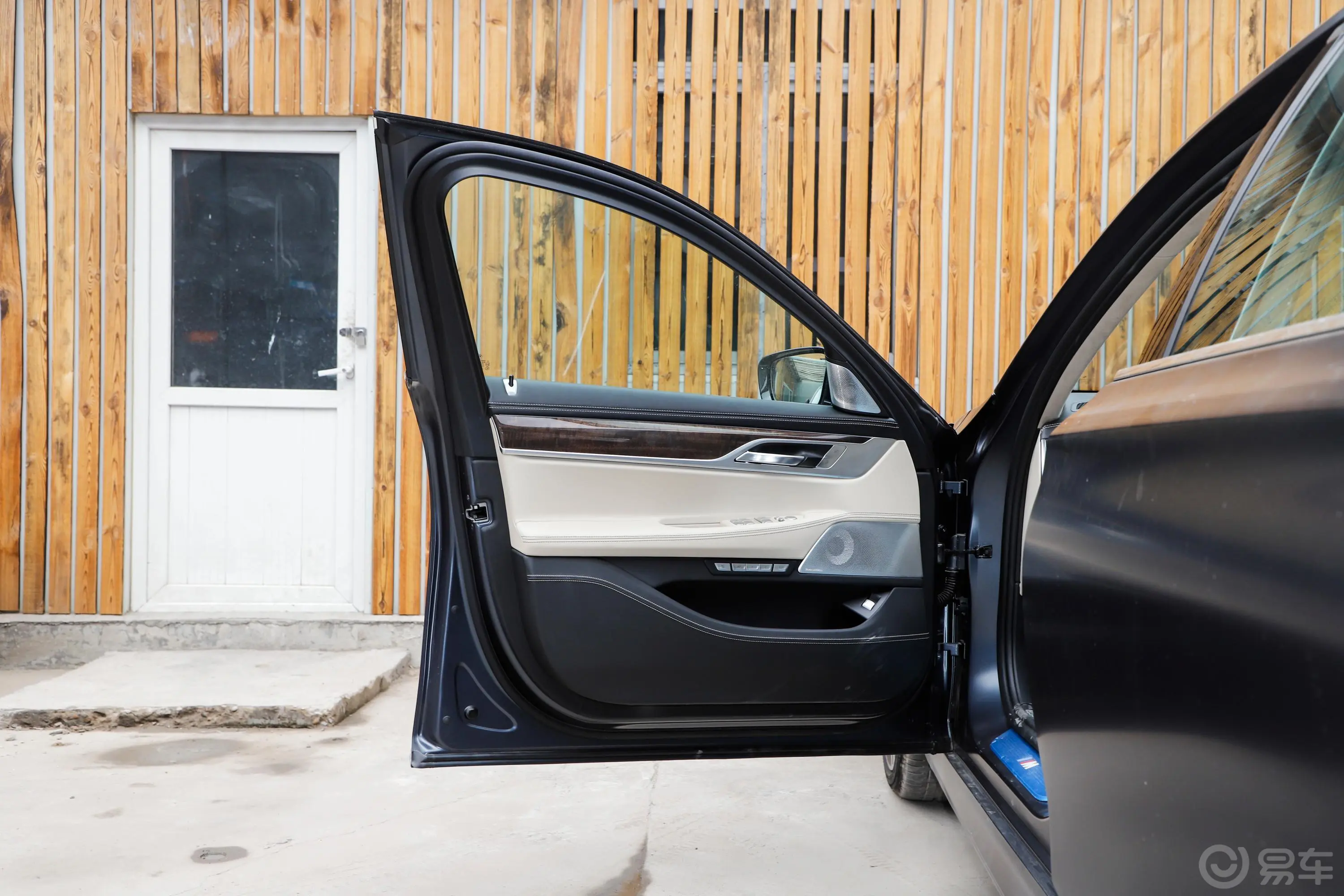 宝马7系750Li xDrive M运动套装驾驶员侧前车门