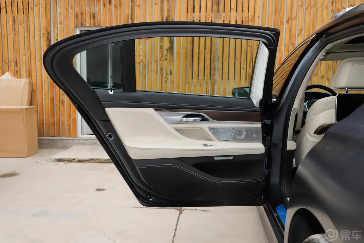 宝马7系750Li xDrive M运动套装驾驶员侧后车门