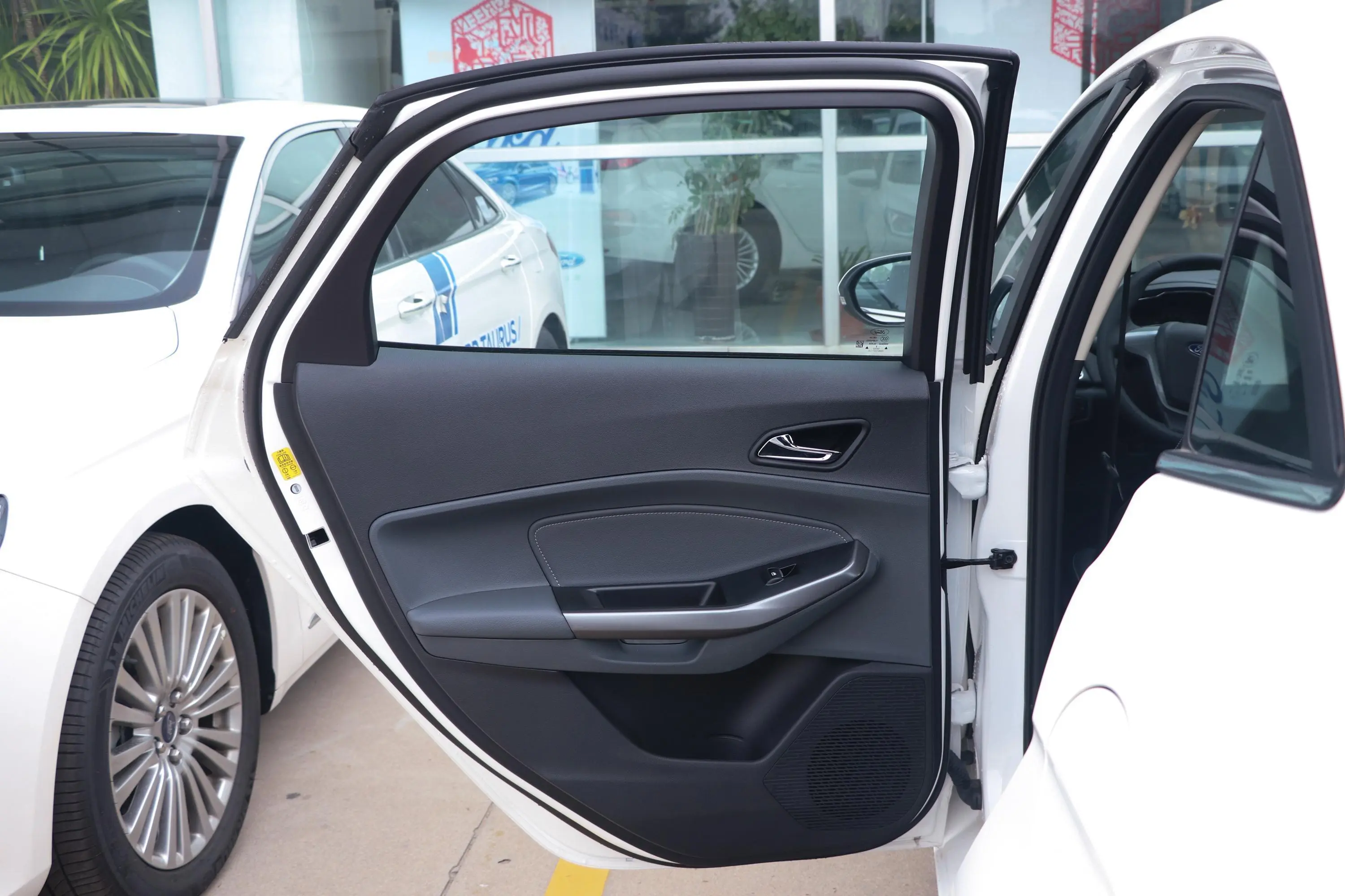 福睿斯1.5L 手动 时尚版（幸福版）驾驶员侧后车门