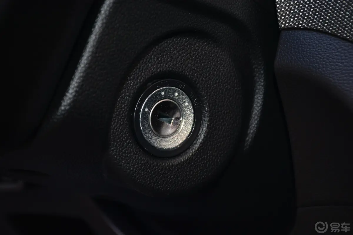 五菱宏光S1.5L 手动 舒适型 国V钥匙孔或一键启动按键