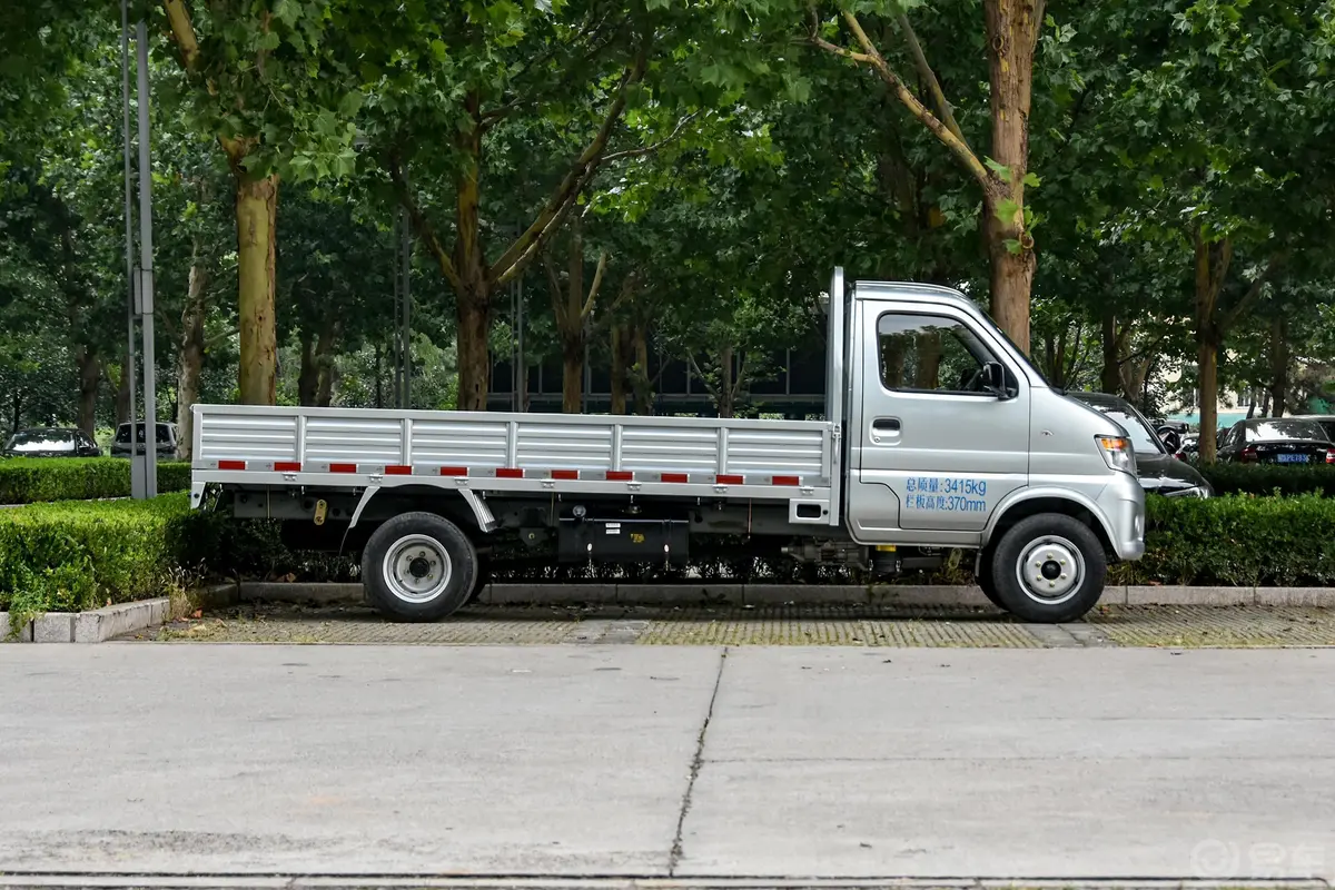 神骐T20T20L 载货车单排 1.5L 手动 标准版 3.6米货箱正侧车头向右水平