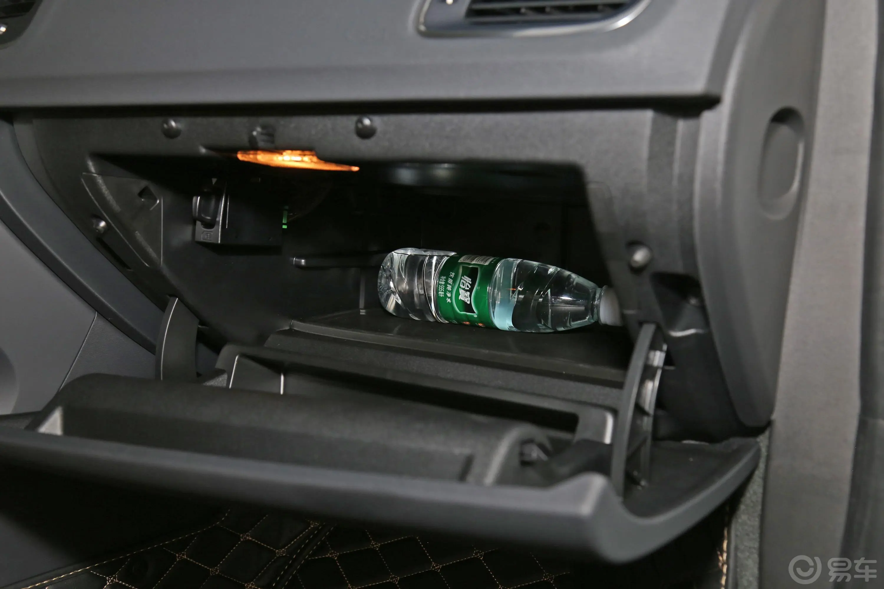 沃尔沃S60S60L T5 智远版手套箱空间水瓶横置