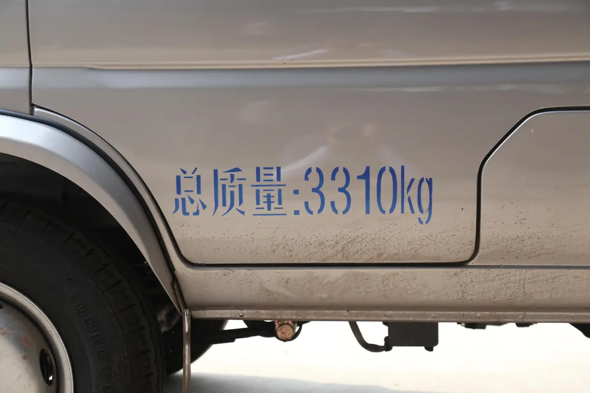 新豹21.5L 汽油DK15双排2710货箱双后轮 国V外观