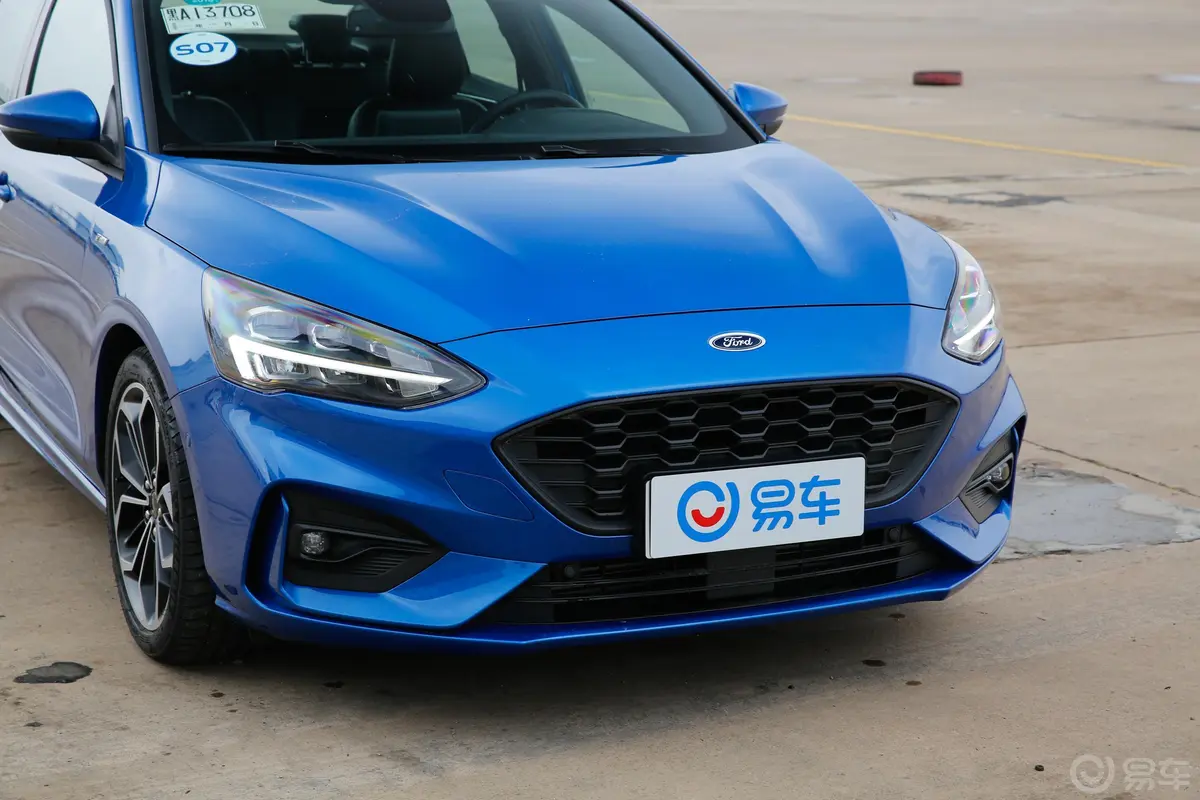 福克斯三厢 EcoBoost180 手自一体 ST Line 国V前格栅侧俯拍