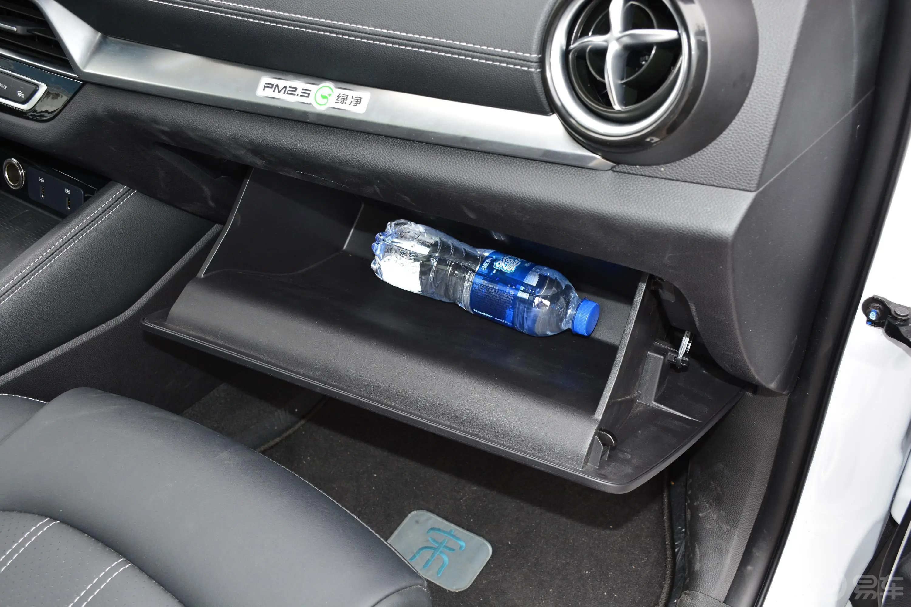 宋新能源EV500 智联领耀版手套箱空间水瓶横置