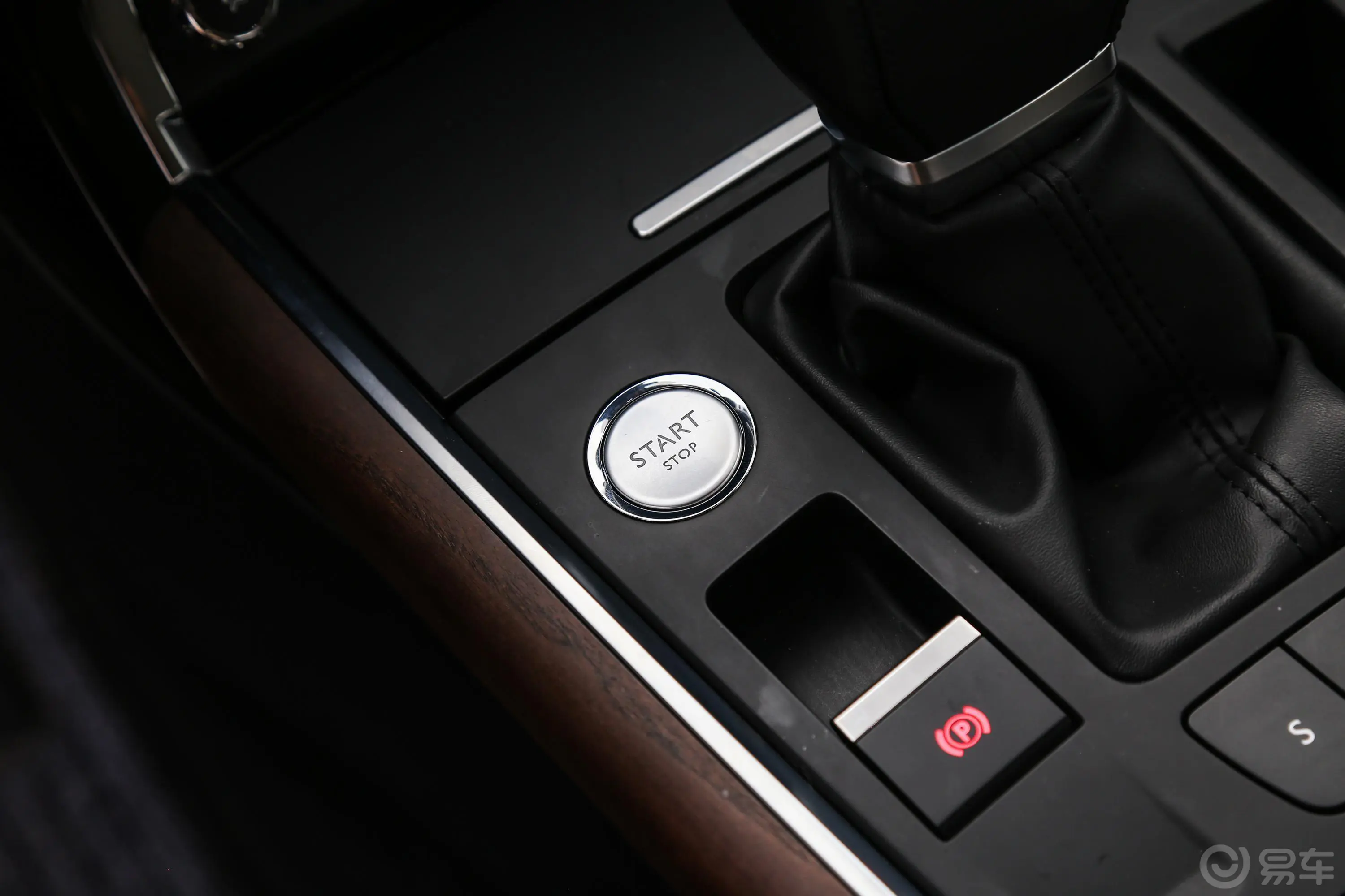 雪铁龙C6改款 380THP 旗舰版钥匙孔或一键启动按键