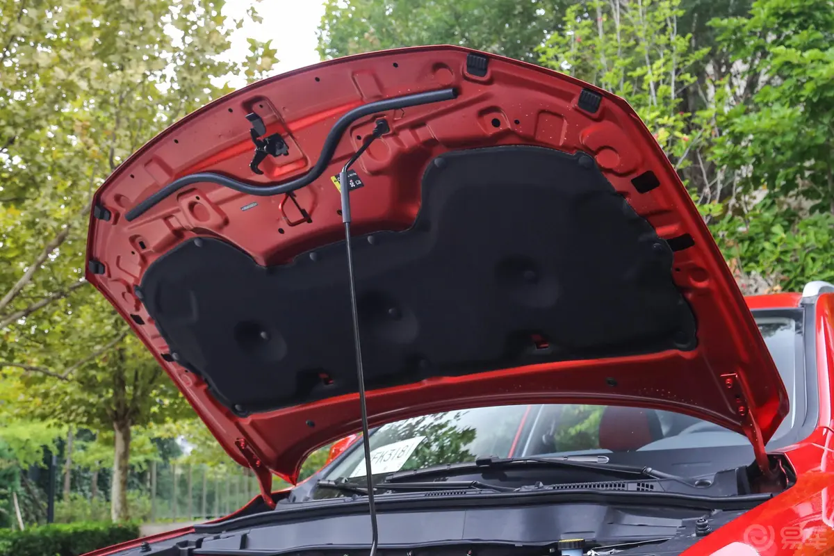 哈弗H2红标 创享版 1.5T 双离合 智尚版发动机舱盖内侧