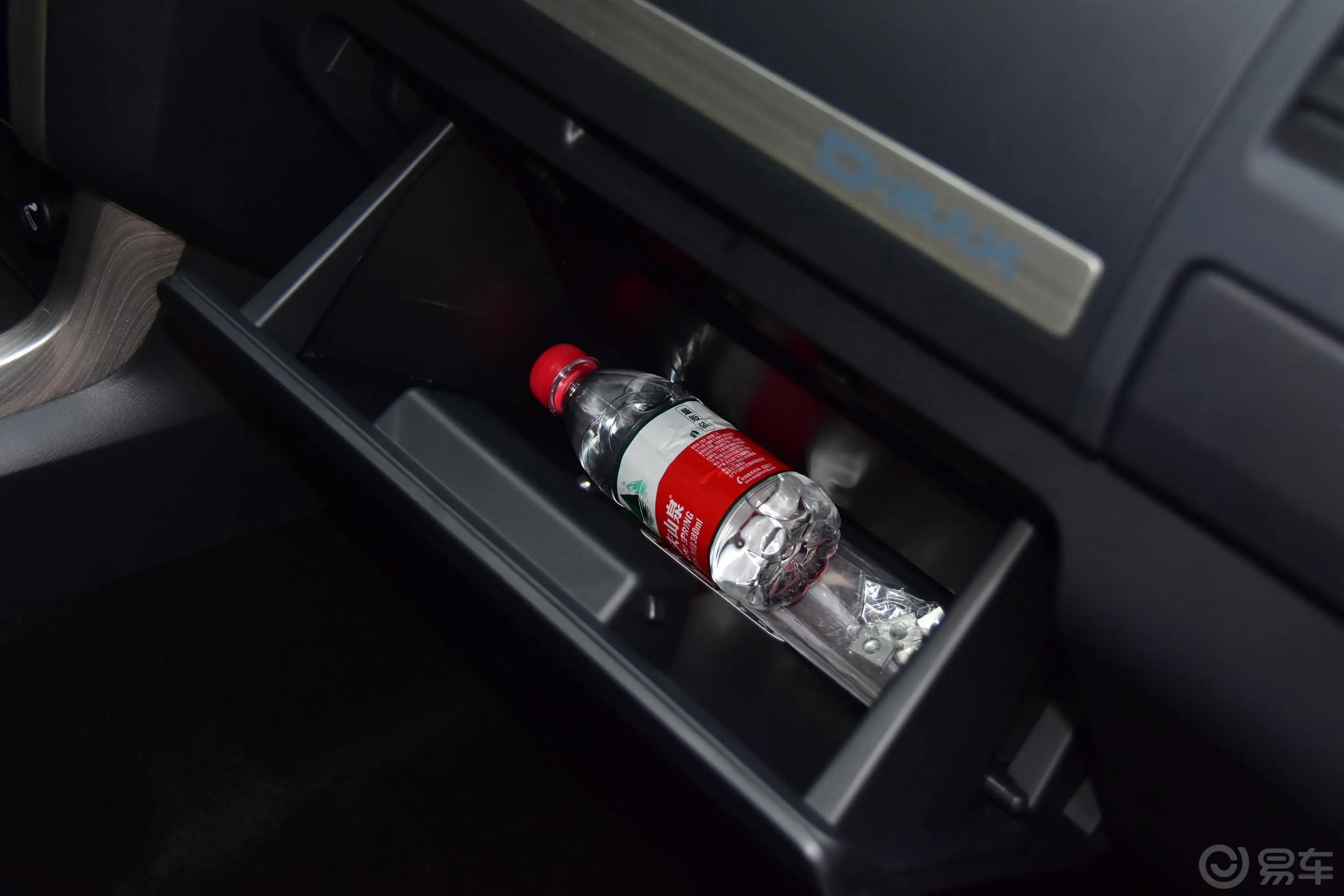 D-MAX改款 3.0T 手自一体 四驱 超豪华版手套箱空间水瓶横置