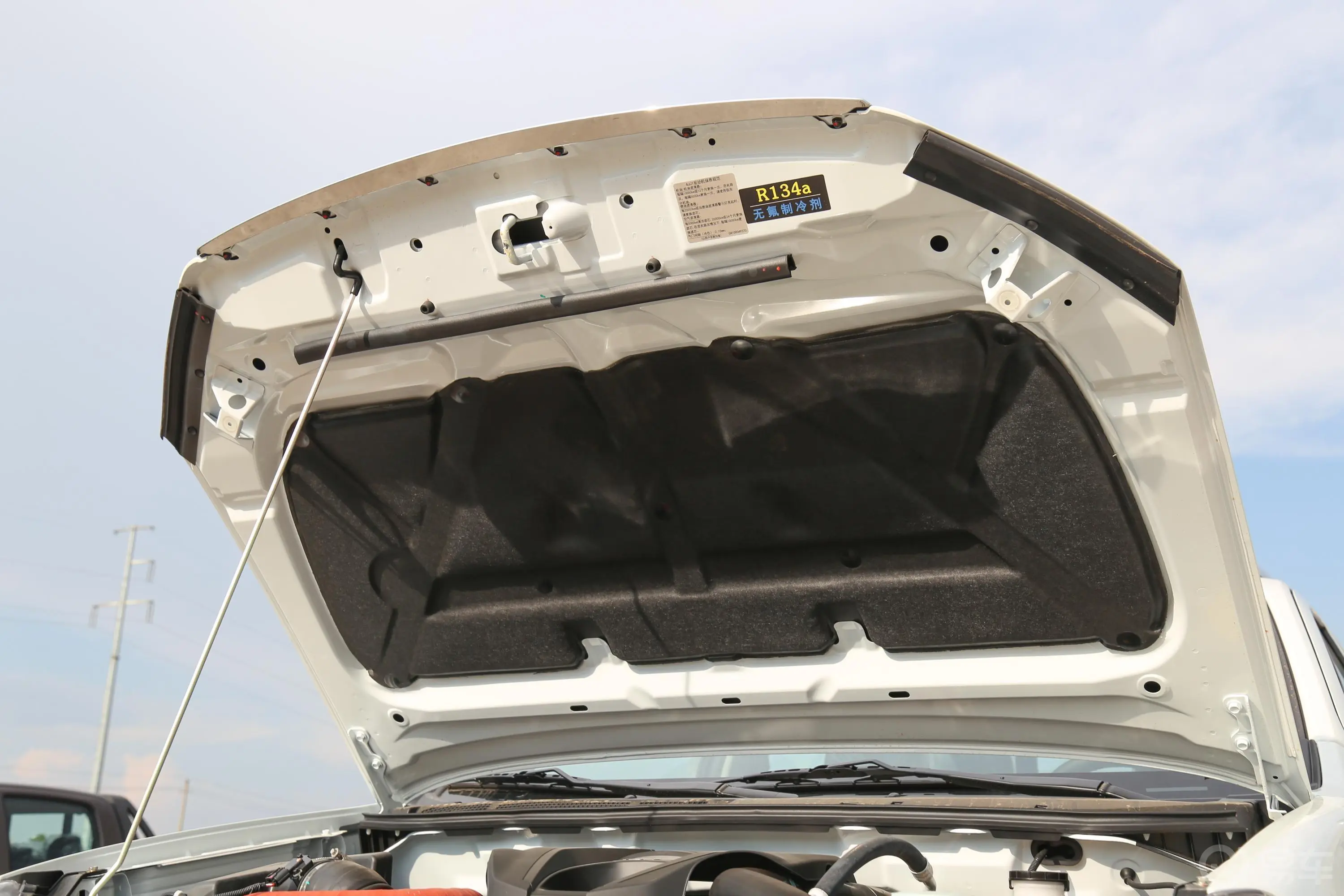D-MAX改款 3.0T 手自一体 四驱 超豪华版发动机舱盖内侧