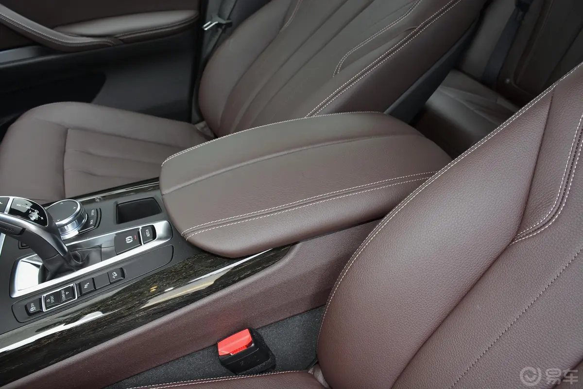宝马X5(进口)xDrive35i M运动版前排中央扶手