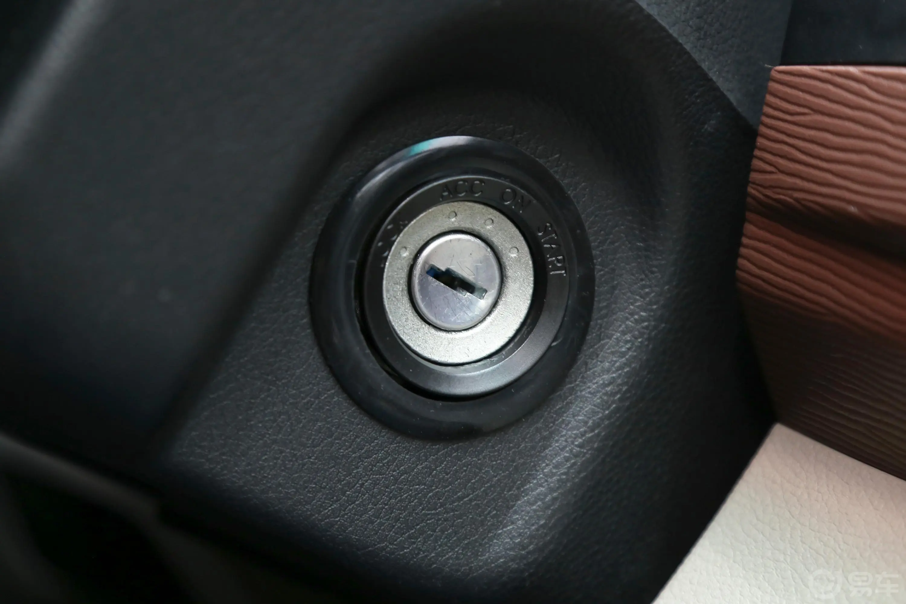 菱智M5 EV豪华版 7座钥匙孔或一键启动按键