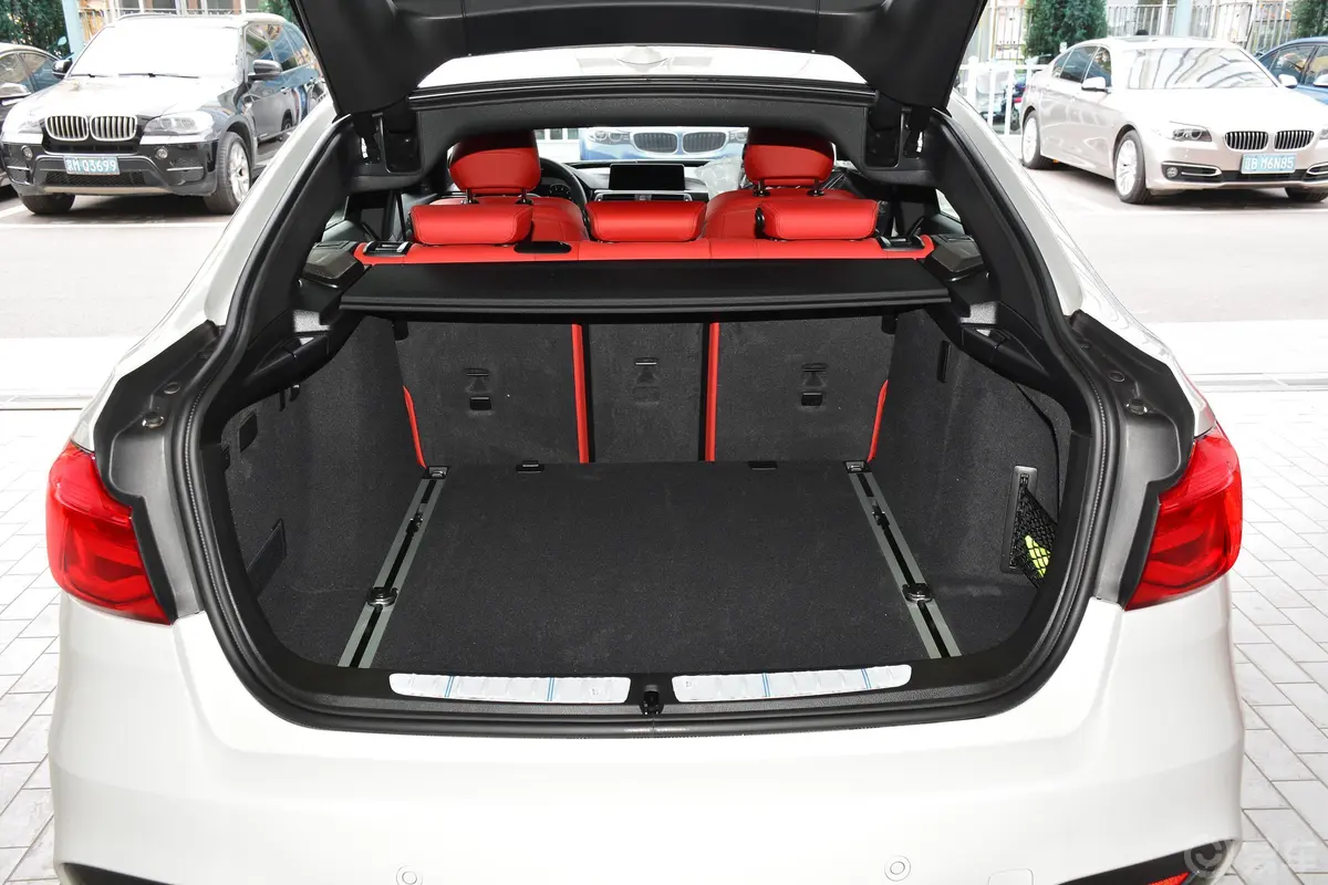 宝马3系GT330i xDrive M运动版后备厢空间特写