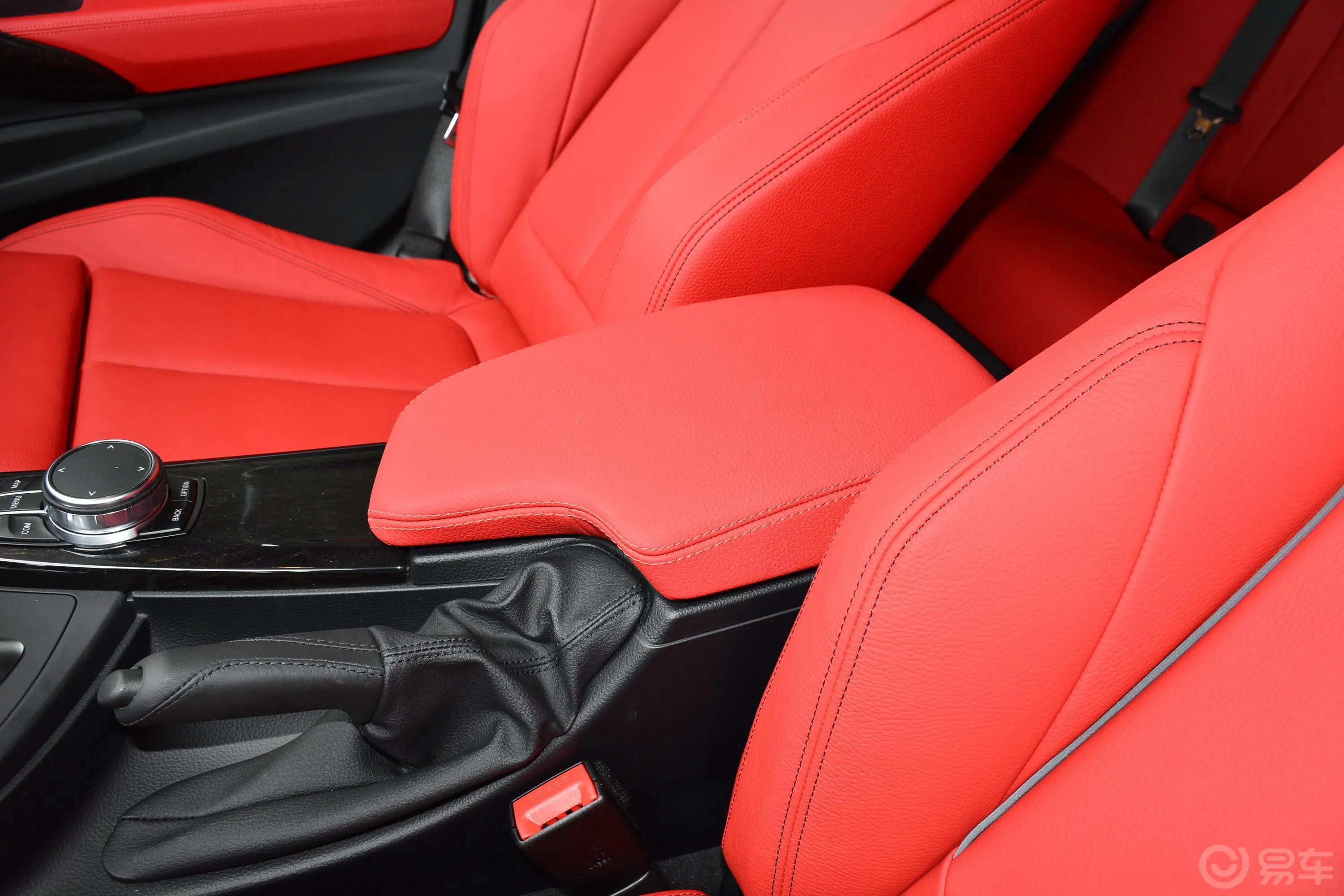 宝马3系GT330i xDrive M运动版前排中央扶手