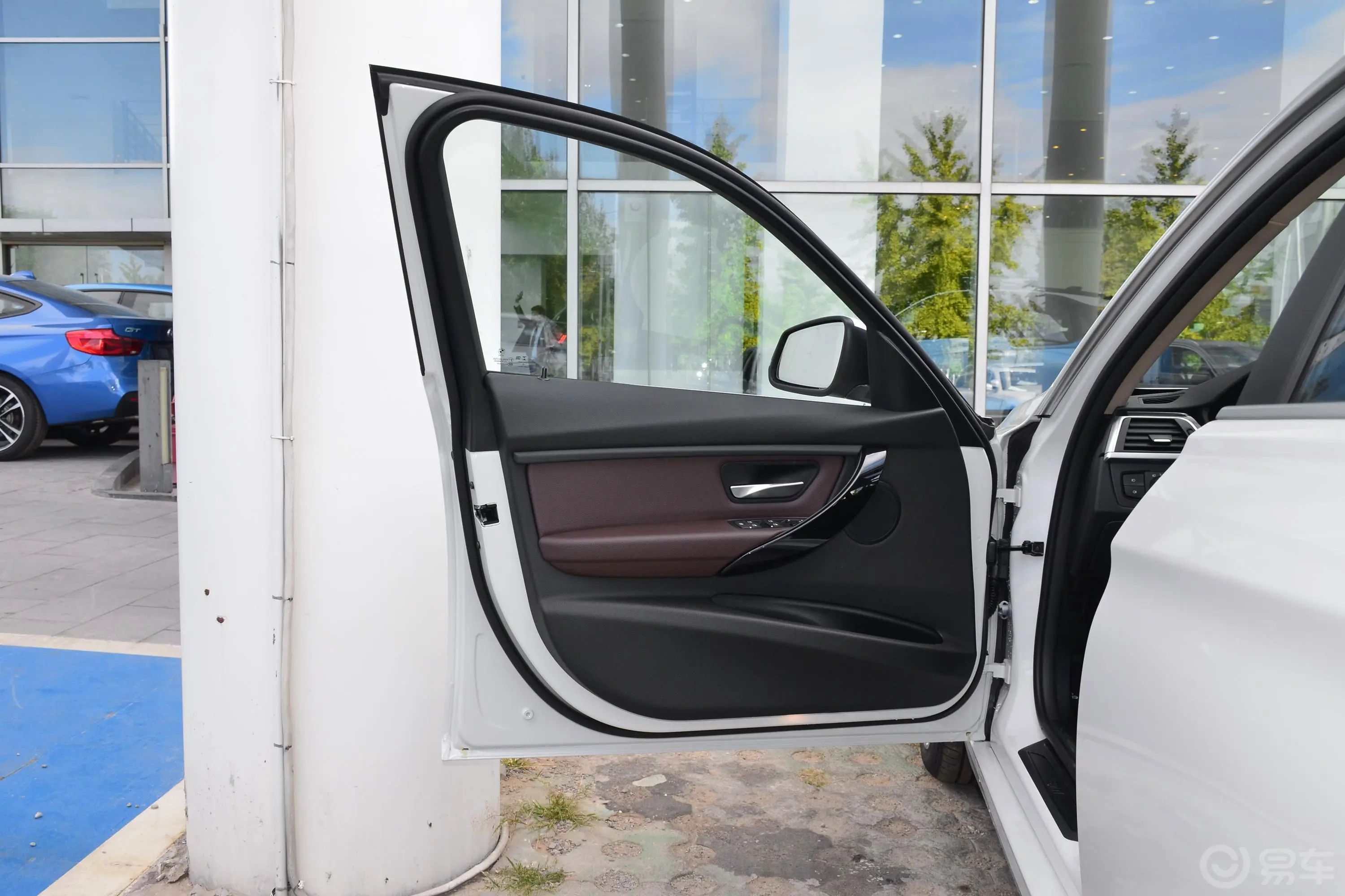 宝马3系320Li xDrive时尚版驾驶员侧前车门