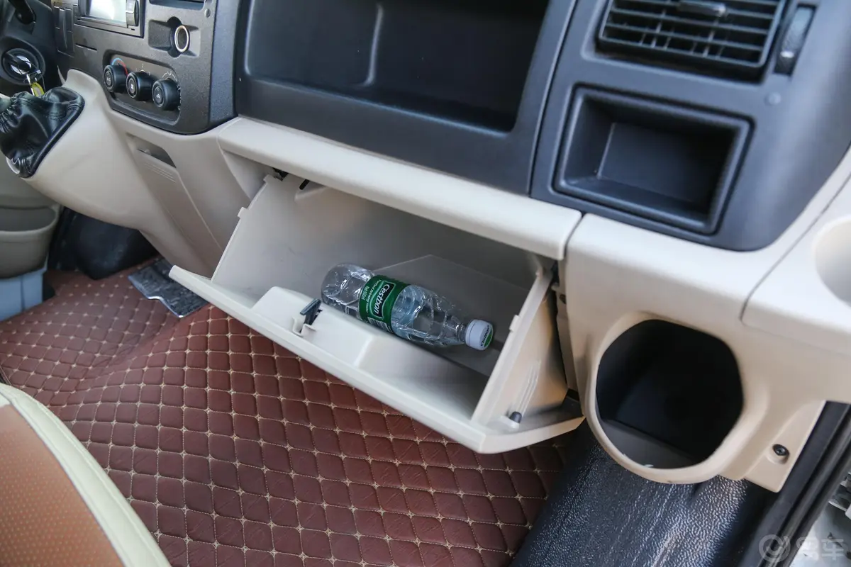 全顺商旅房车PLUS 2.2T 手动 福全版 柴油手套箱空间水瓶横置