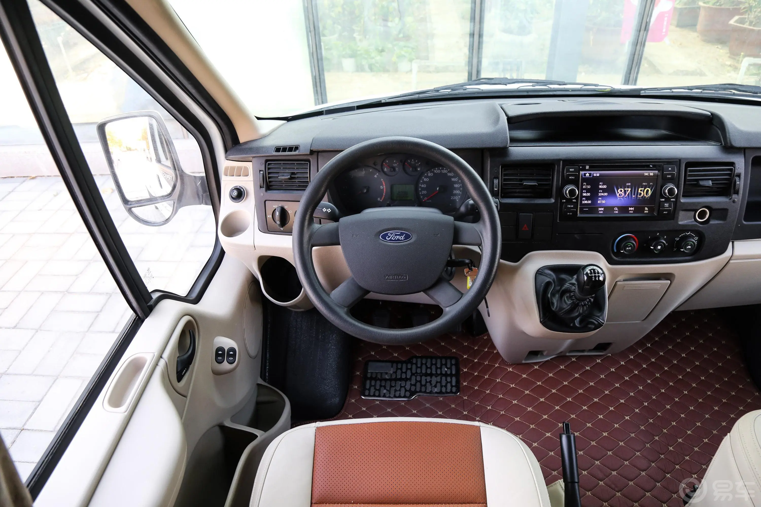 全顺商旅房车PLUS 2.2T 手动 福全版 柴油驾驶位区域
