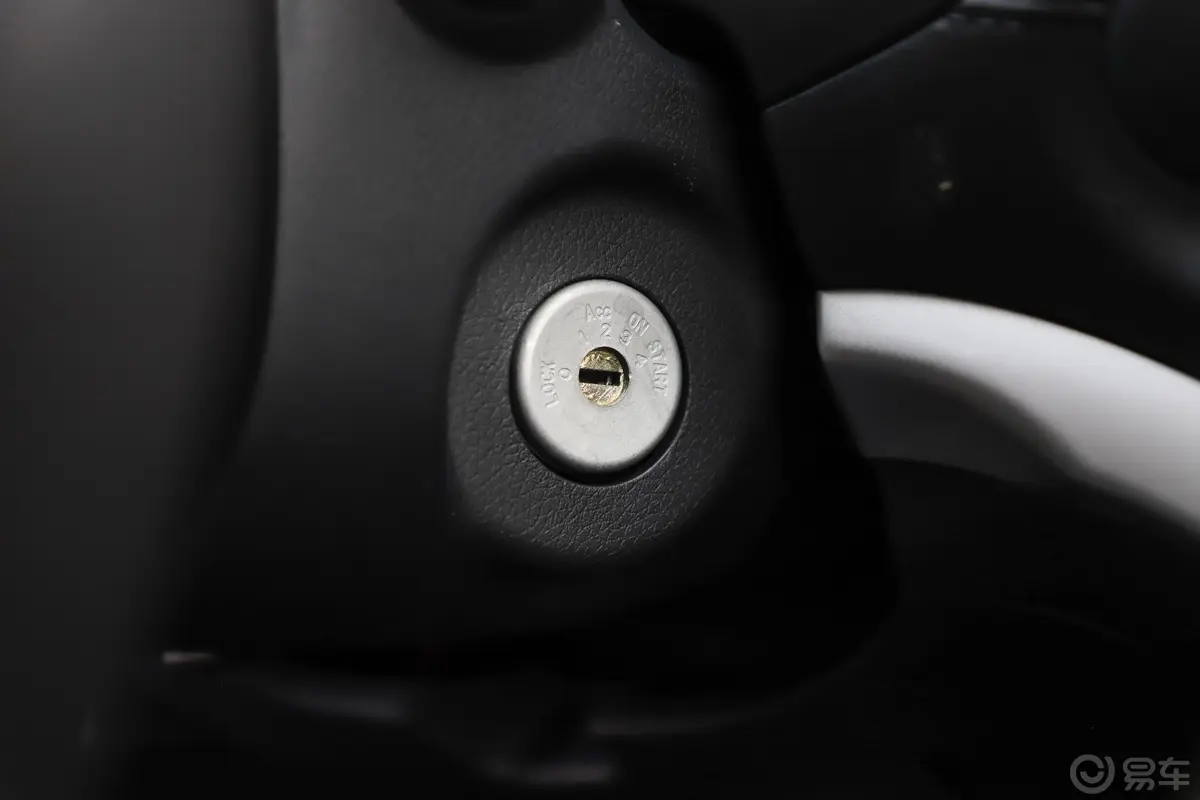 锐骐62.5T 手动 四驱 标准版 柴油 国V钥匙孔或一键启动按键