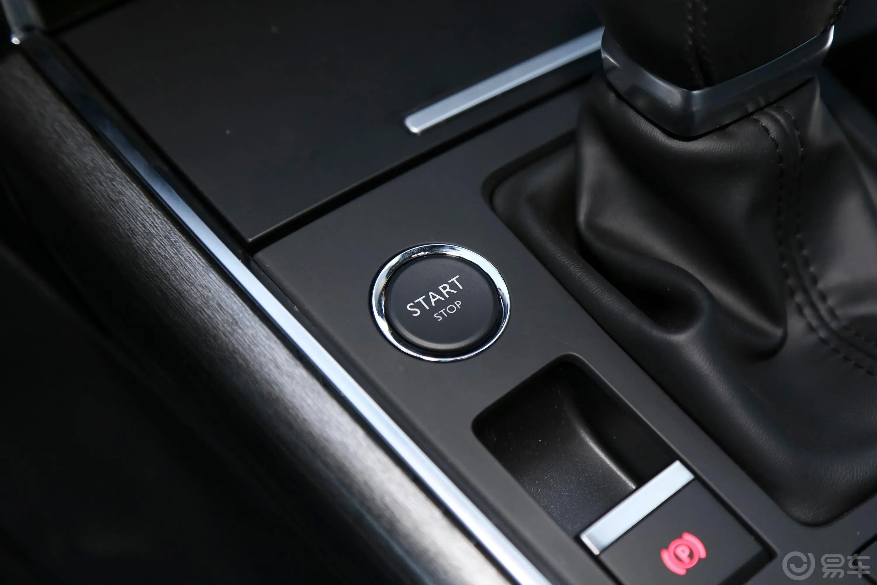 雪铁龙C6改款 380THP 尊贵版钥匙孔或一键启动按键