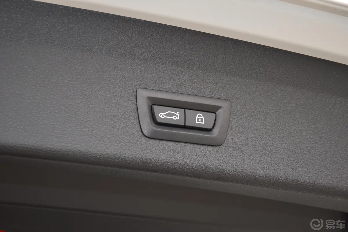 宝马X1xDrive20Li 尊享版电动尾门按键（手动扶手）