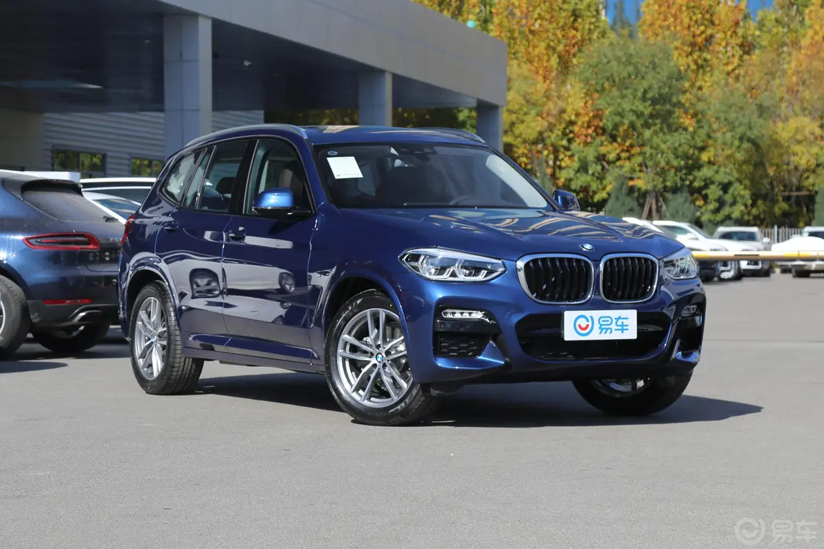 宝马X3xDrive 30i 领先版 M运动套装侧前45度车头向右水平