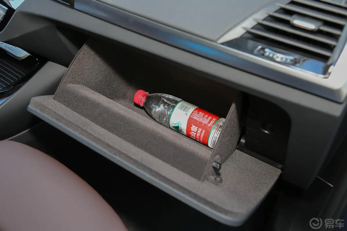 宝马X3xDrive 30i 领先版 M运动套装手套箱空间水瓶横置