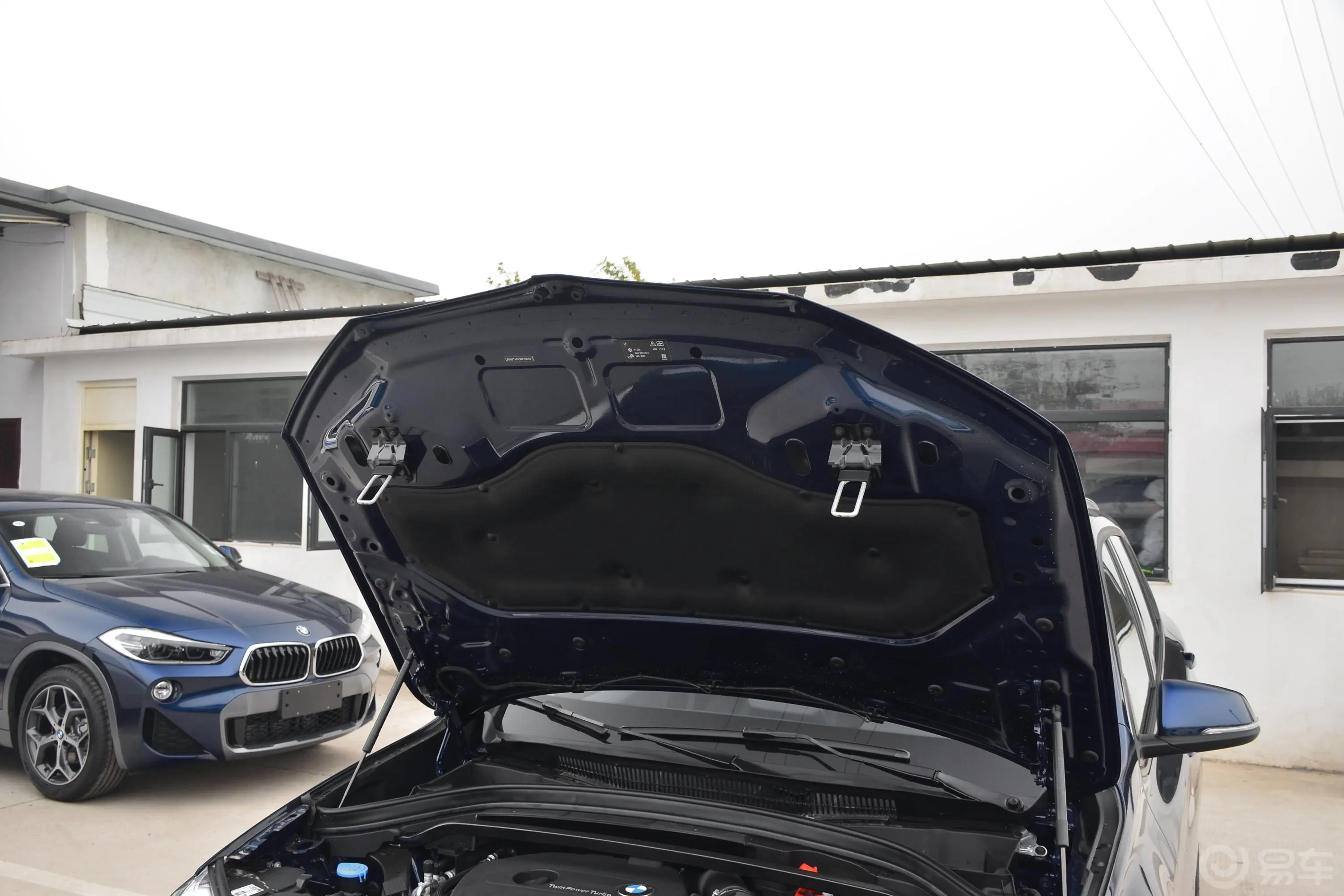 宝马X1sDrive18Li 时尚版发动机舱盖内侧