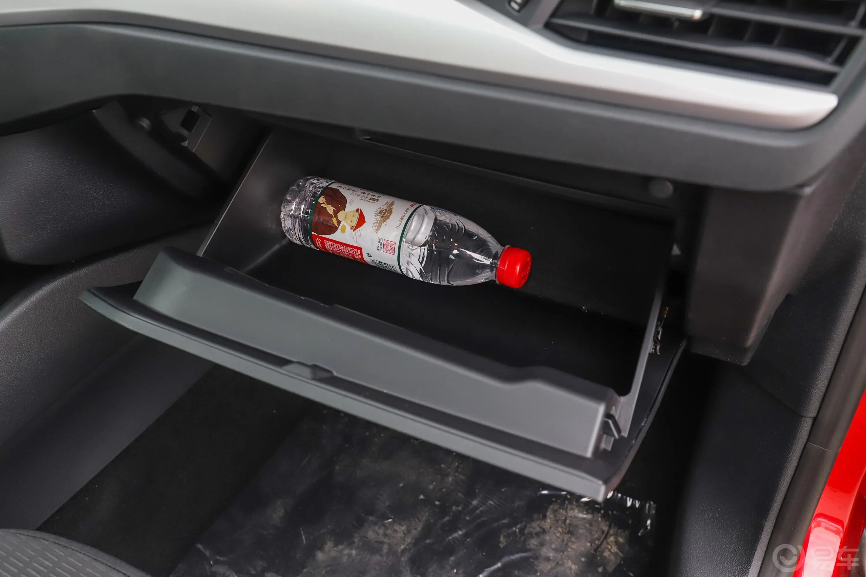 福克斯三厢 1.5L 自动 锋跃版 国V手套箱空间水瓶横置