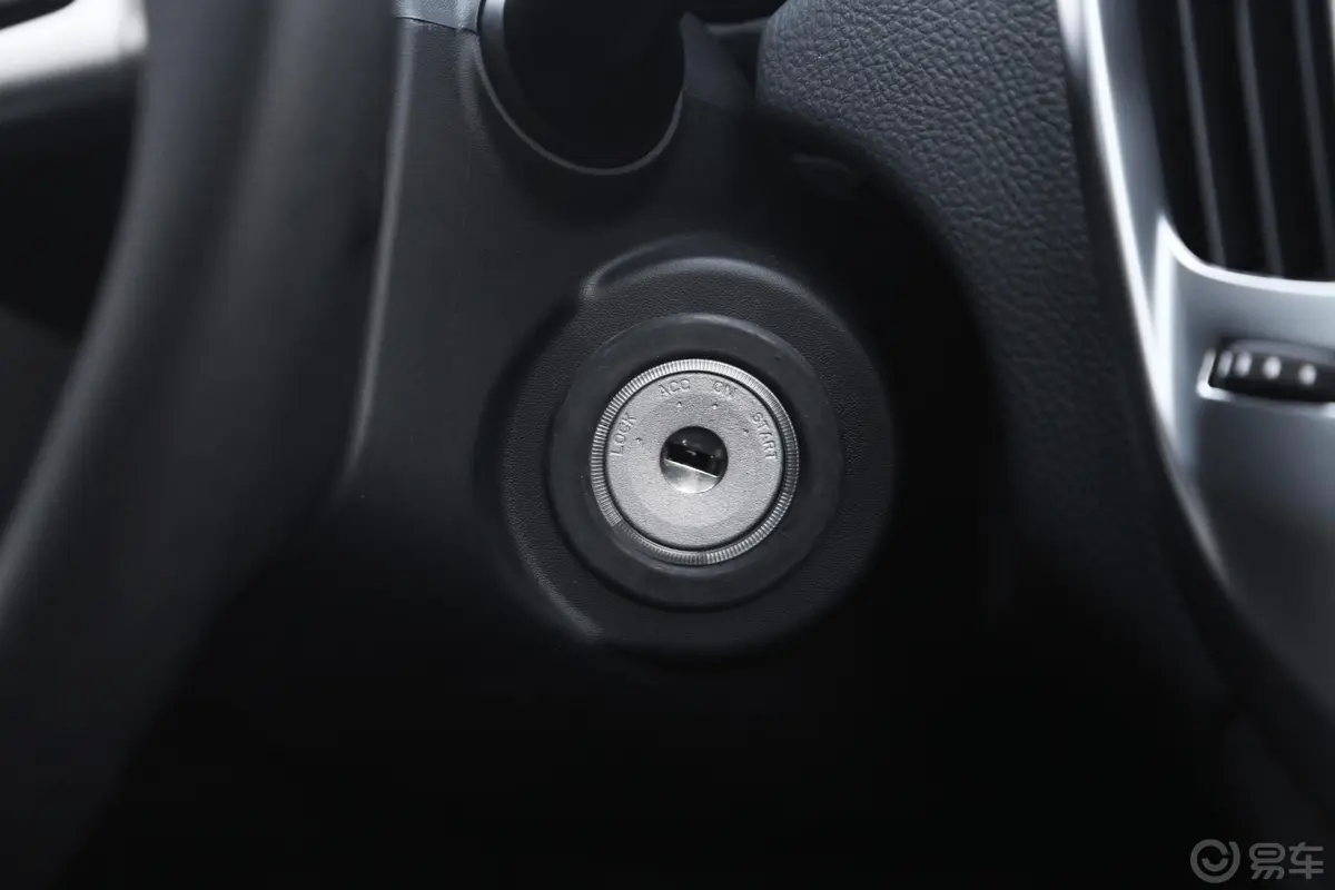 域虎52.4T 手动 两驱 长轴豪华版 柴油 国V钥匙孔或一键启动按键