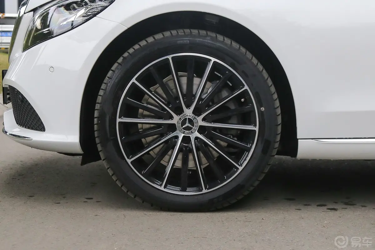 奔驰C级C 260 L 4MATIC 运动轿车前轮毂造型