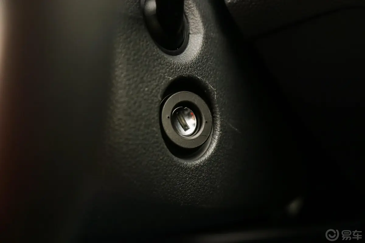 桑塔纳1.5L 自动 风尚版钥匙孔或一键启动按键