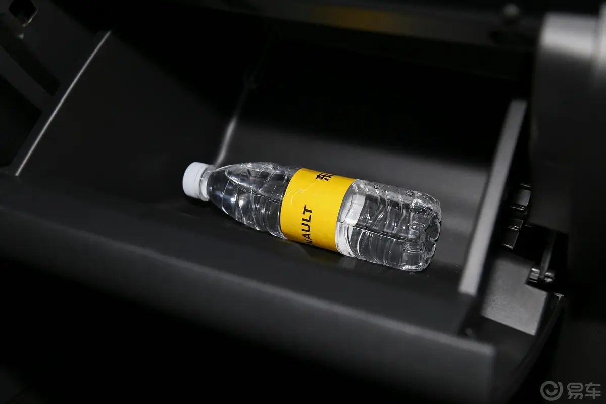 科雷嘉SCe200 CVT 智尊版 国V手套箱空间水瓶横置